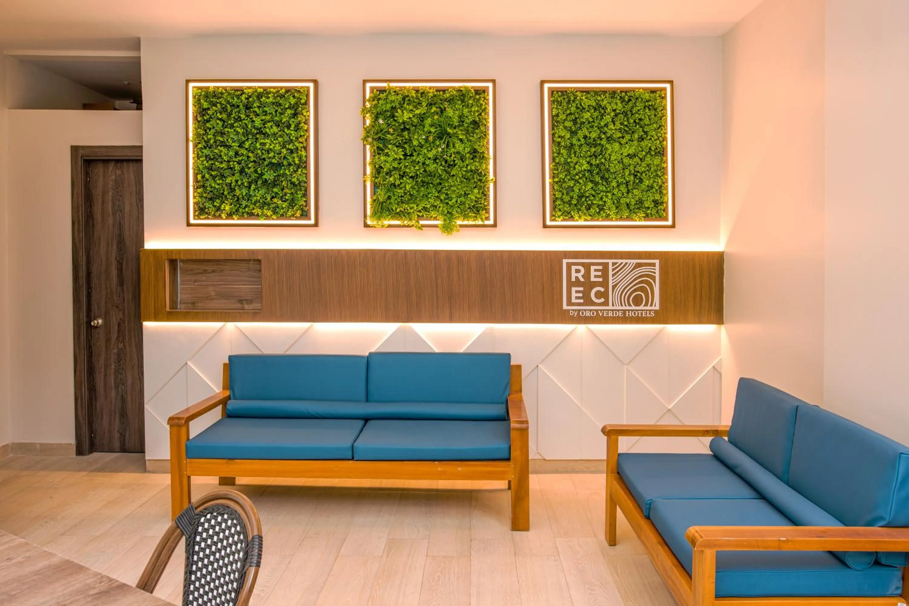 Swimming pool in REEC Machala by Oro Verde Hotels