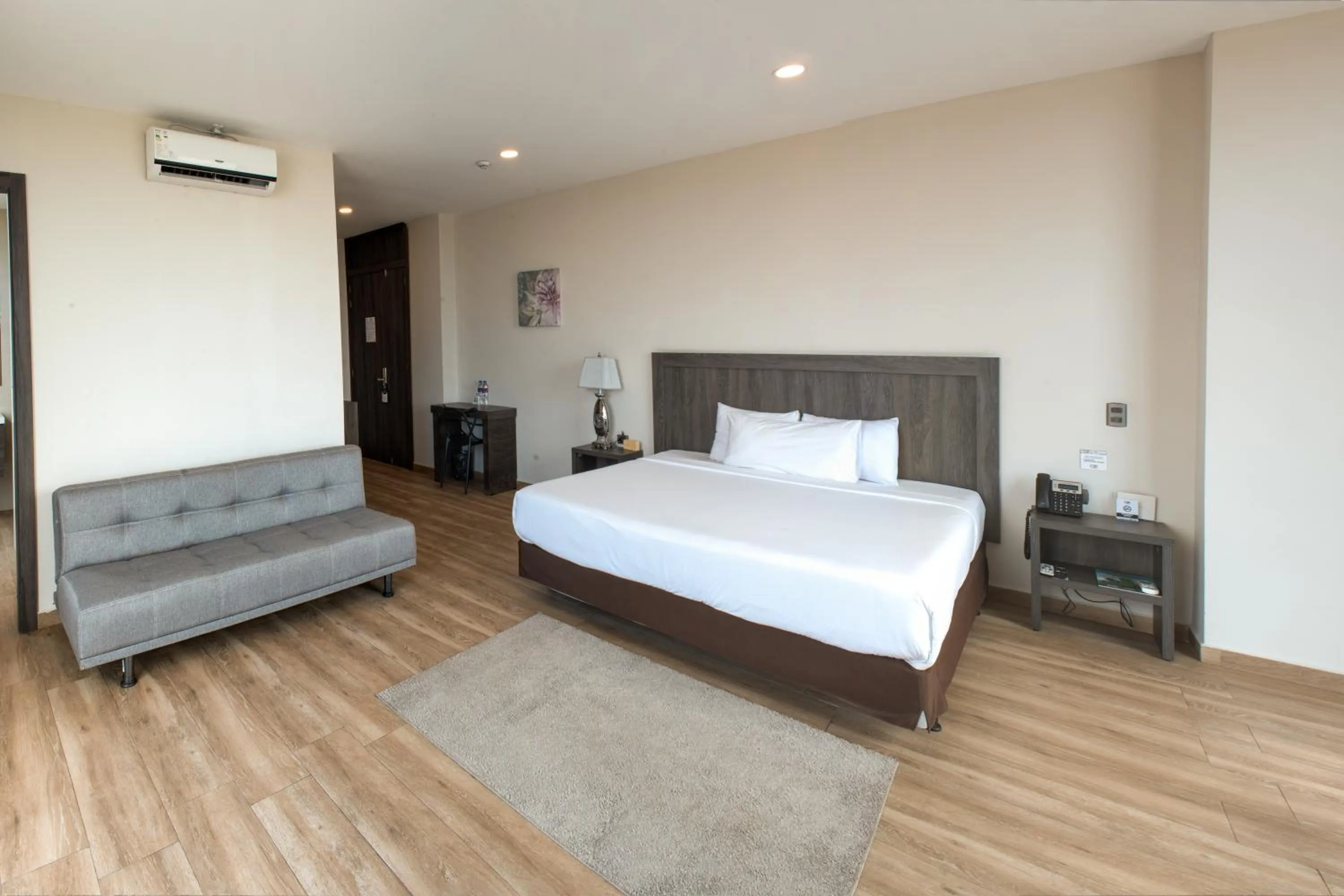 Photo of the whole room, Bed in REEC Machala by Oro Verde Hotels