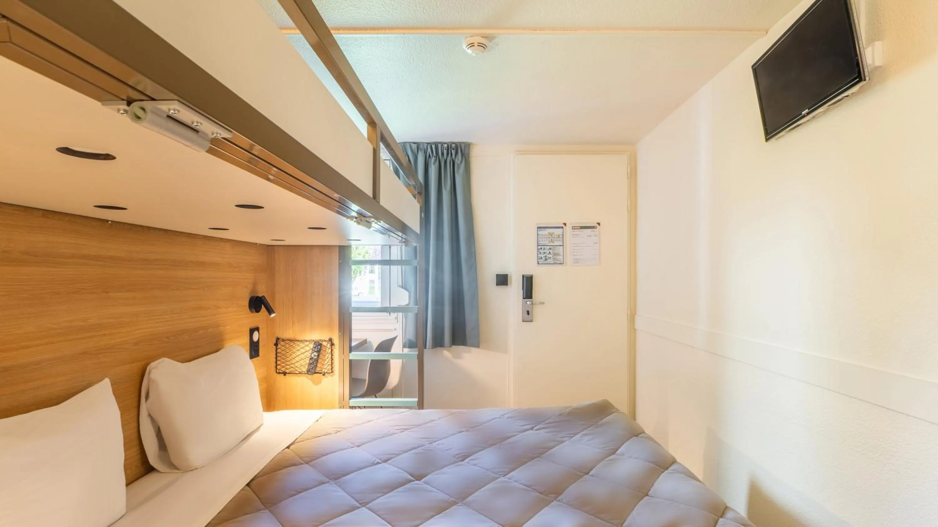 Photo of the whole room, Bed in Premiere Classe Bayonne