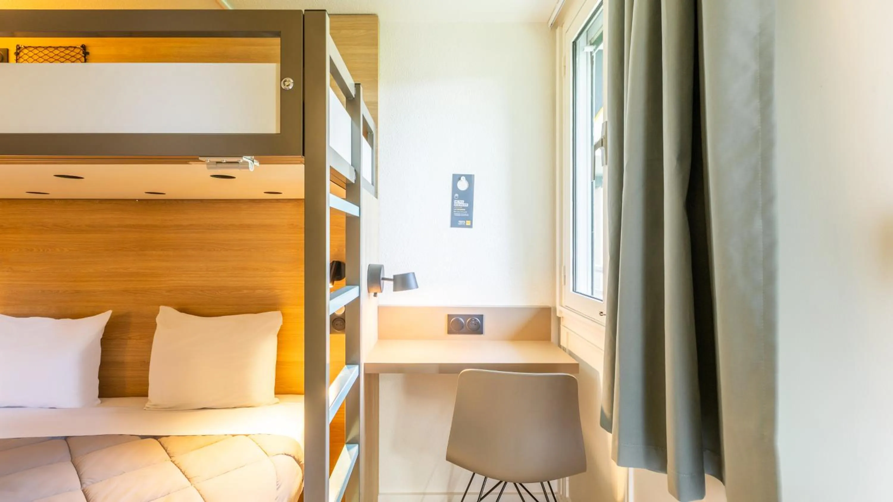 Photo of the whole room, Bed in Premiere Classe Bayonne