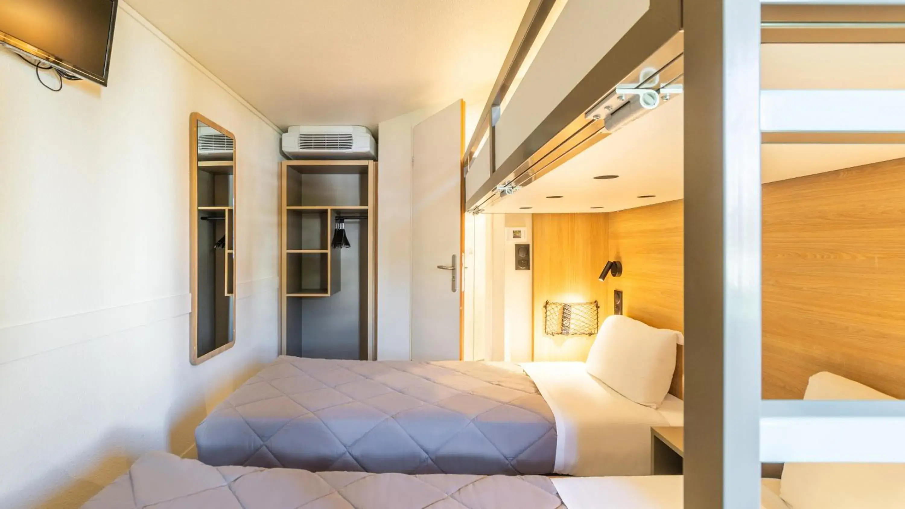 Photo of the whole room, Bed in Premiere Classe Bayonne Photo of the whole room, Bed in Premiere Classe Bayonne