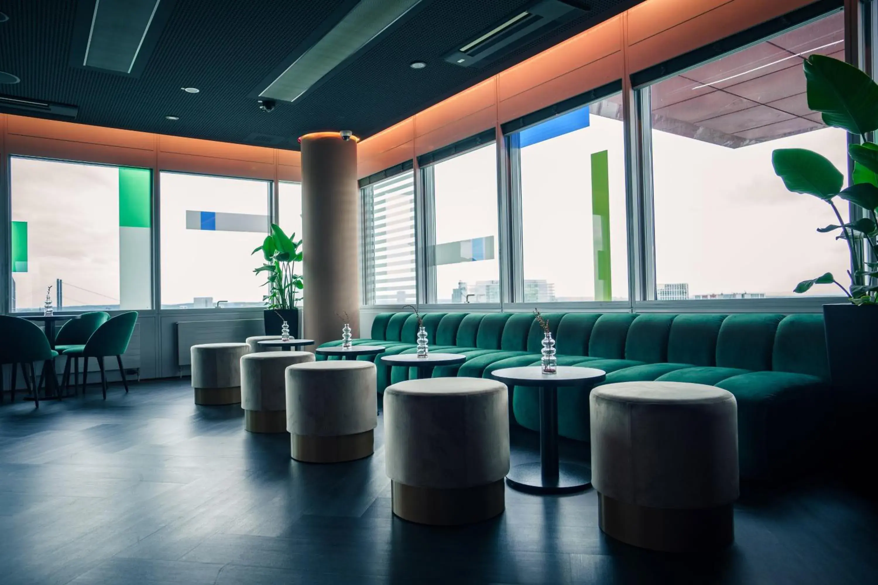 Lounge or bar in INNSiDE by Meliá Düsseldorf Hafen Lounge or bar in INNSiDE by Meliá Düsseldorf Hafen