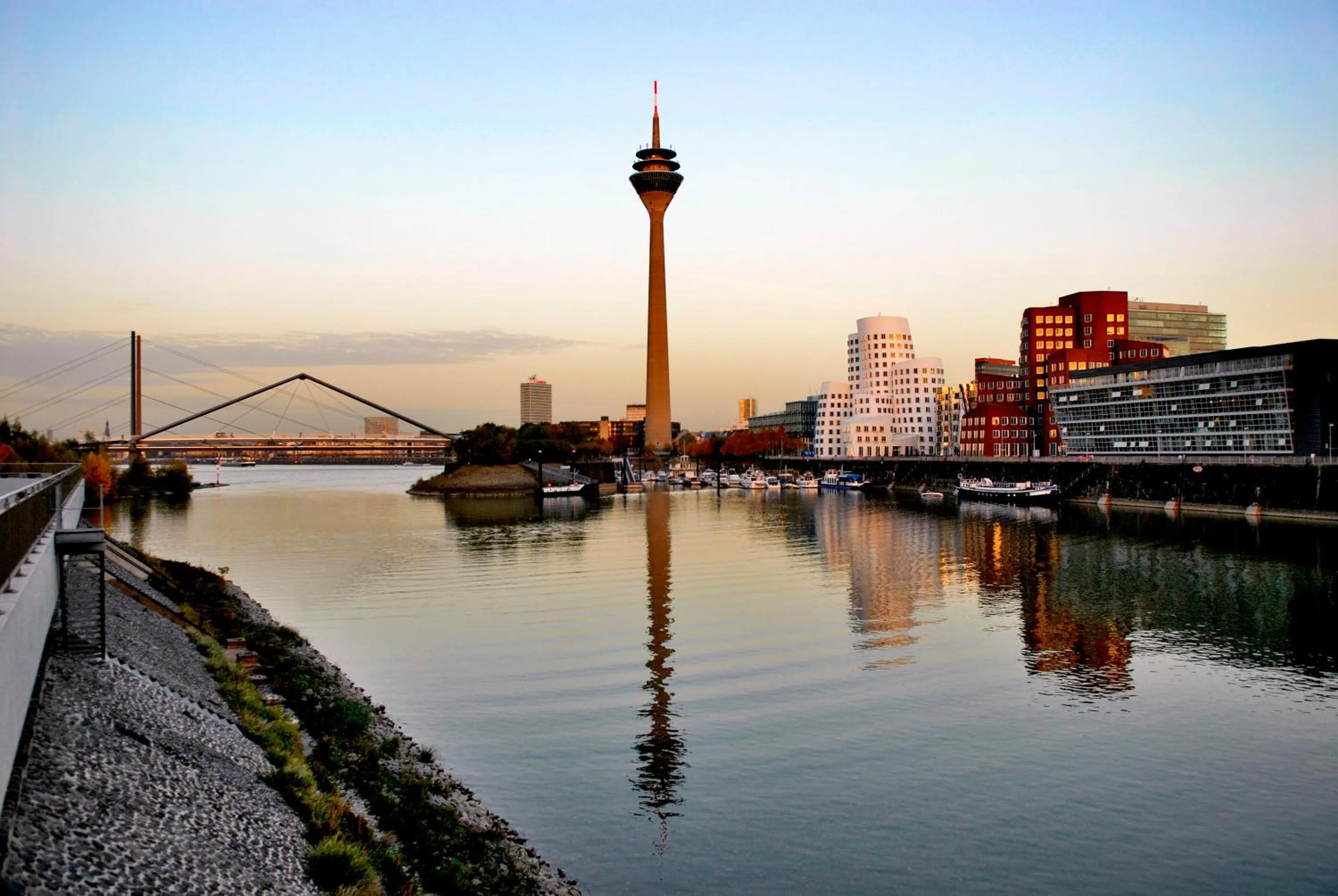 City view in INNSiDE by Meliá Düsseldorf Hafen