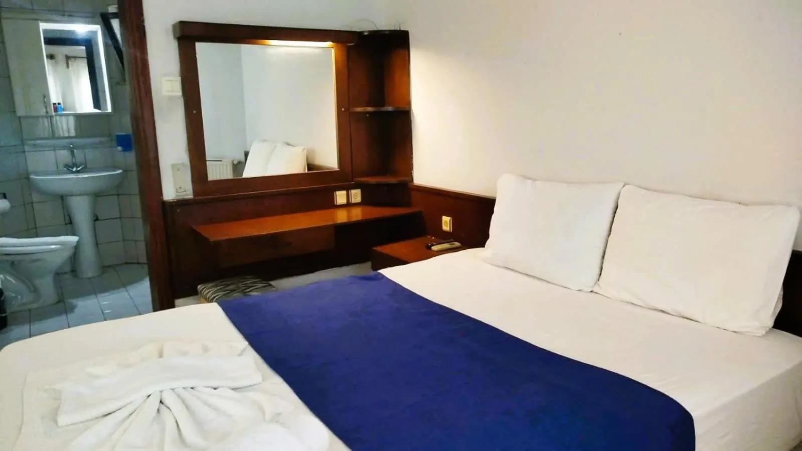 Toilet, Bed in Han Dalyan Hotel