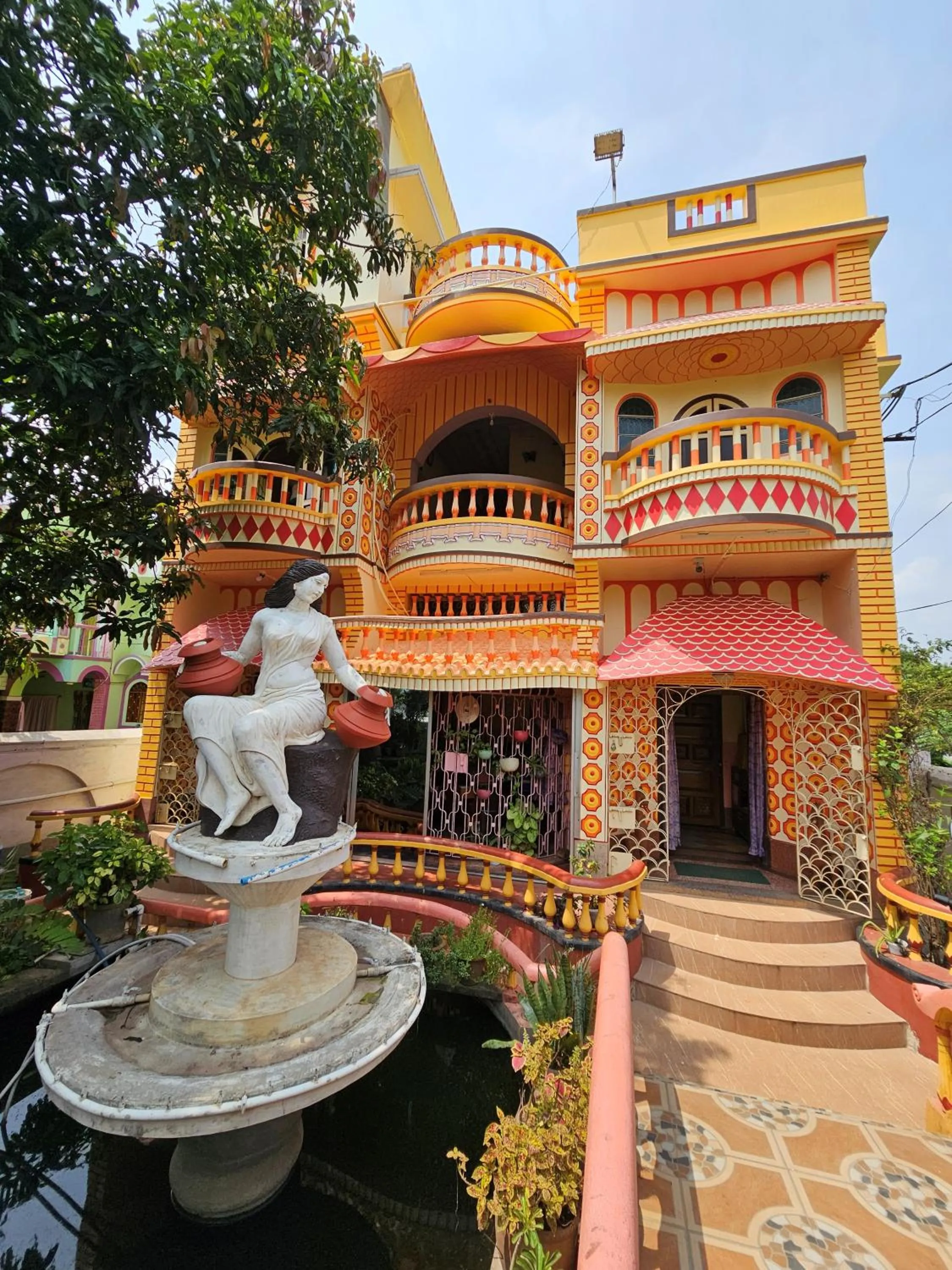 Facade/entrance in Monalisa Lodge