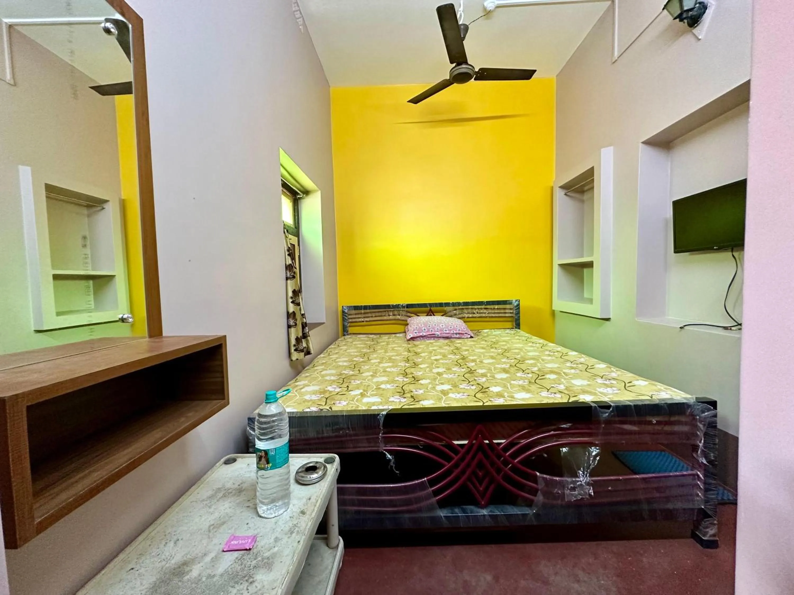 Bedroom in Monalisa Lodge