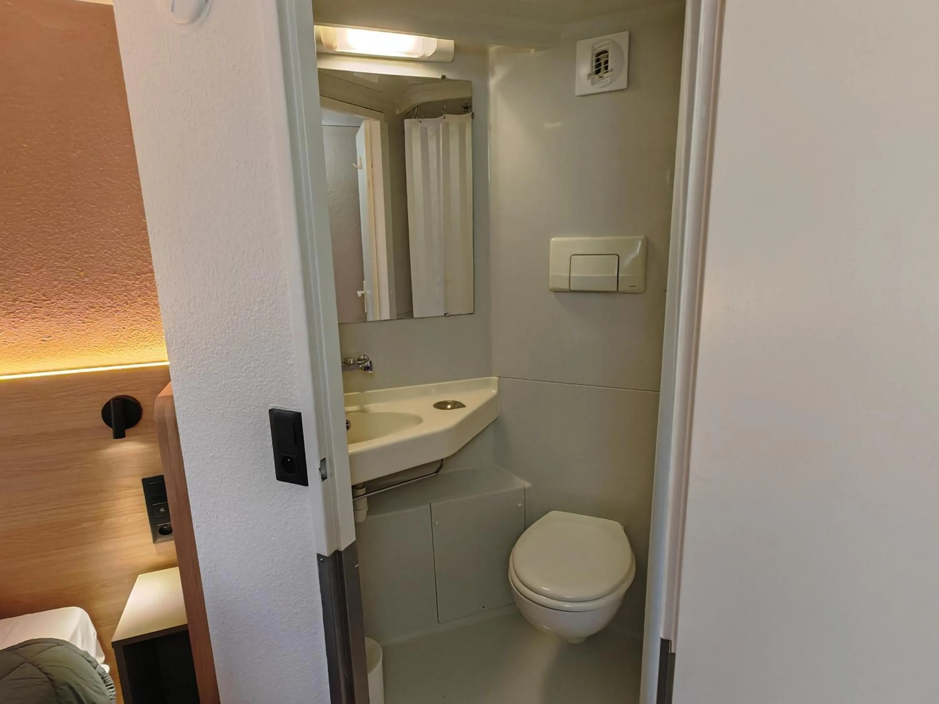Toilet in Premiere Classe Lille Sud - Douai Cuincy