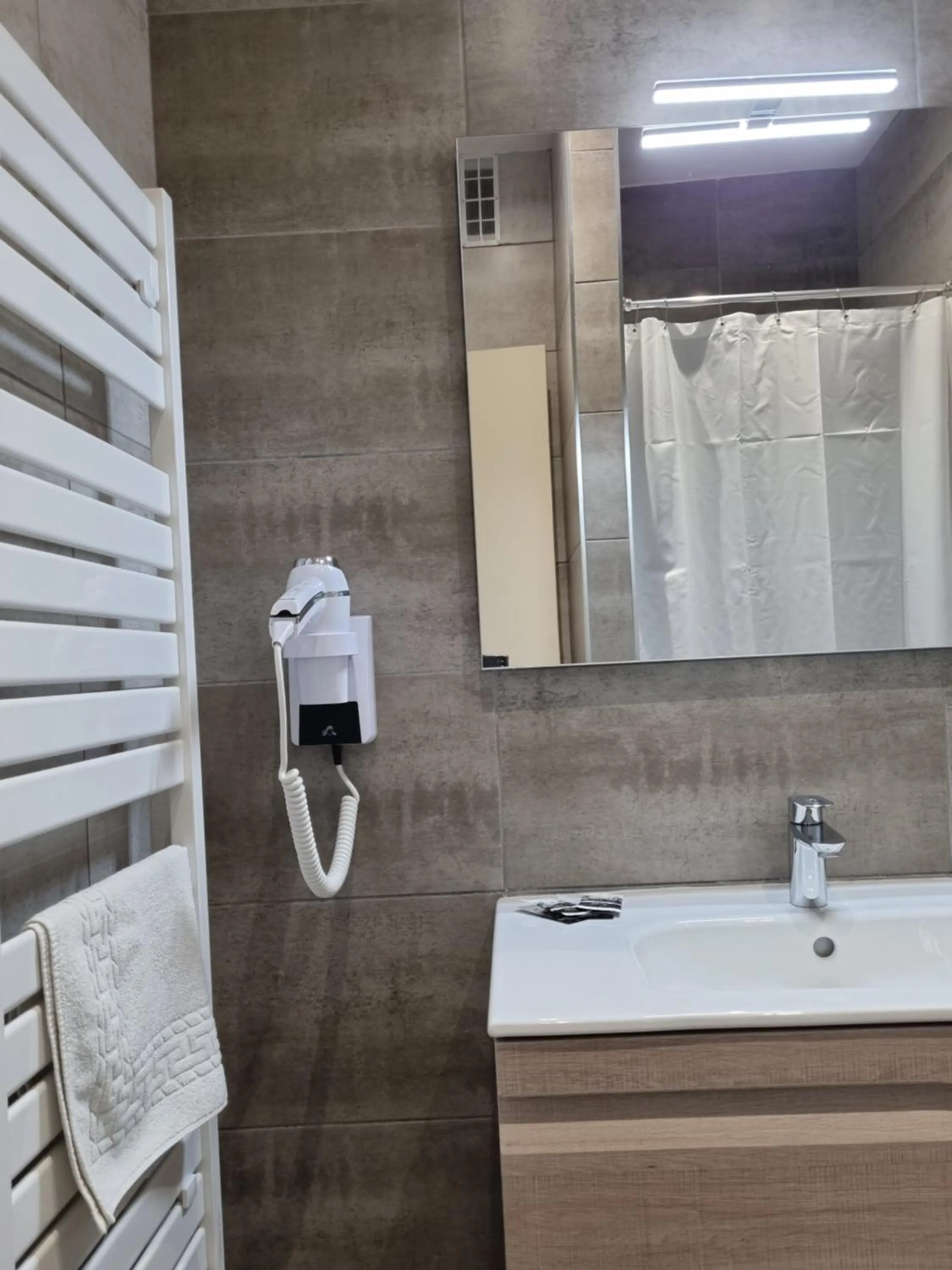Shower in Hôtel AMBEILLE