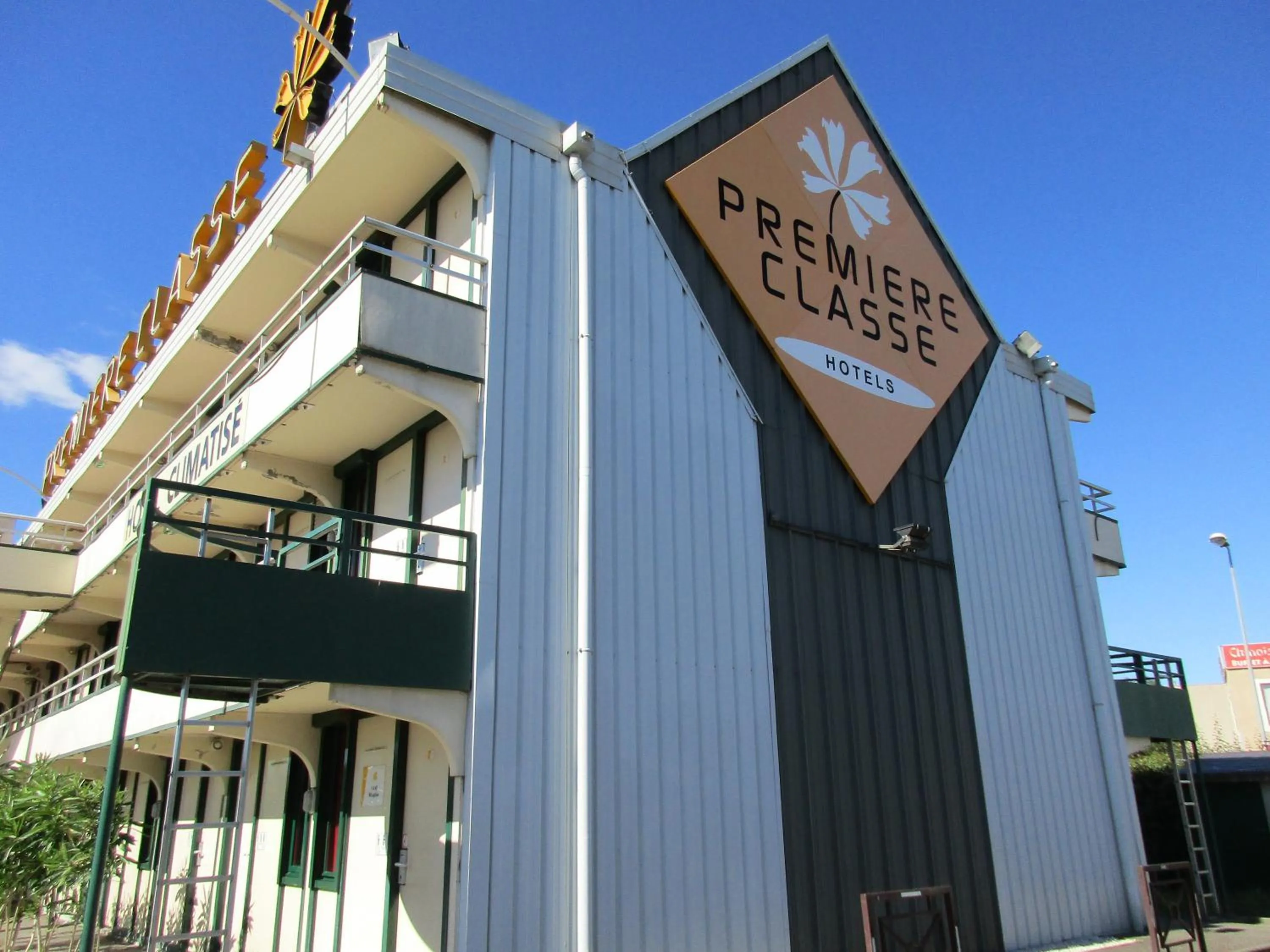 Property building in Premiere Classe Avignon Le Pontet