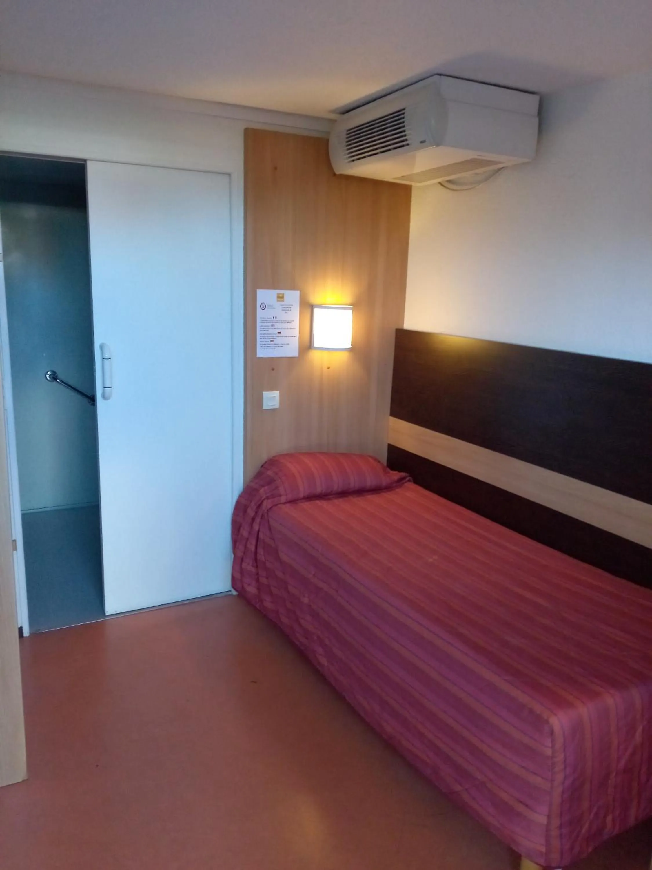 Single Room in Premiere Classe Avignon Le Pontet