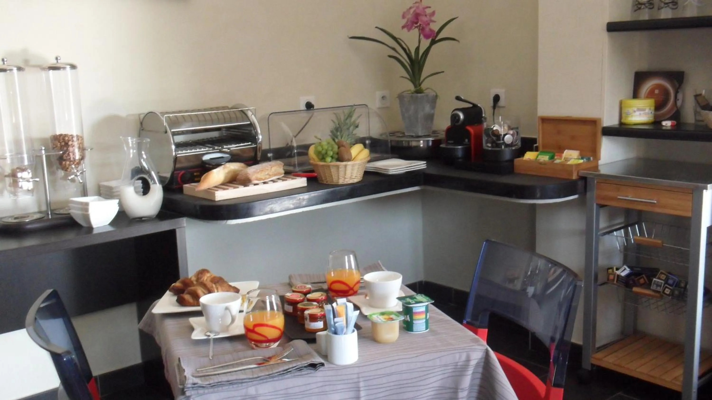 Restaurant/places to eat in Augustin Marie