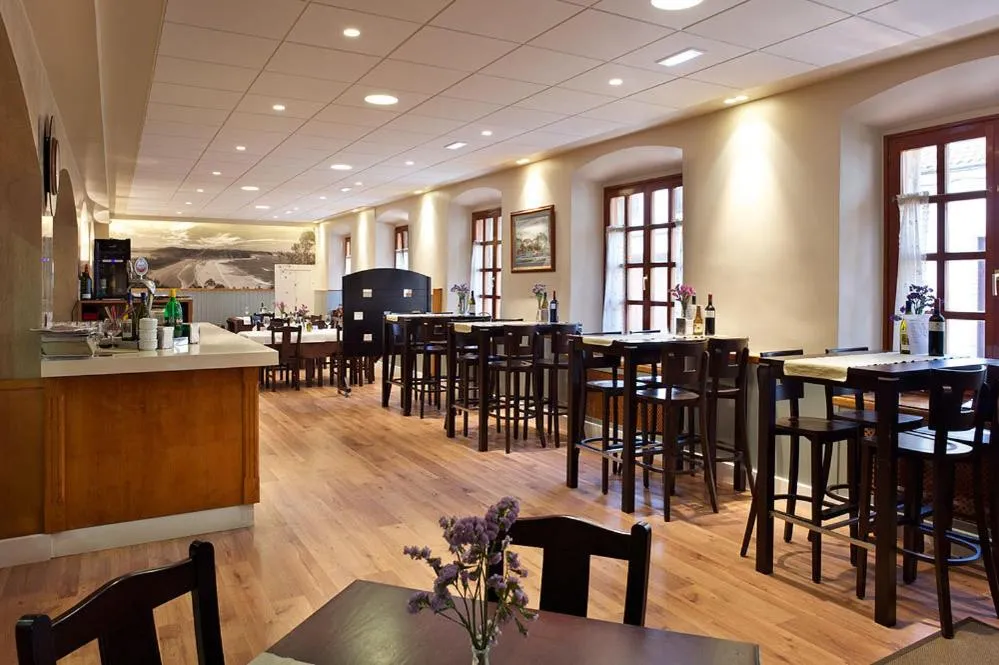 Restaurant/places to eat in Hotel Restaurante El Manquin