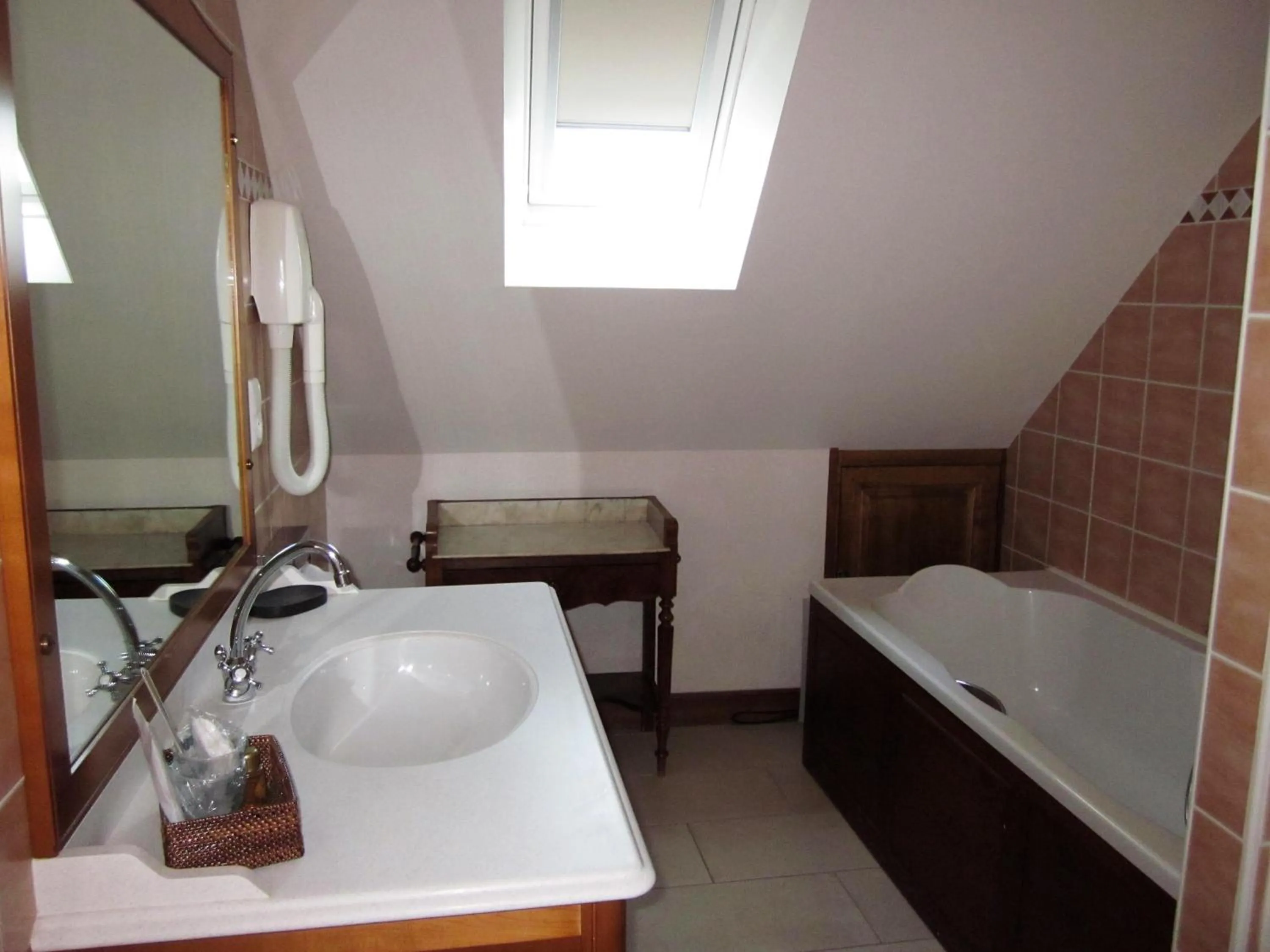 Bathroom, Bed in Hôtel Le Manoir De Mathan Crépon à la campagne 5 mn d'Arromanches et 10 mn de Bayeux