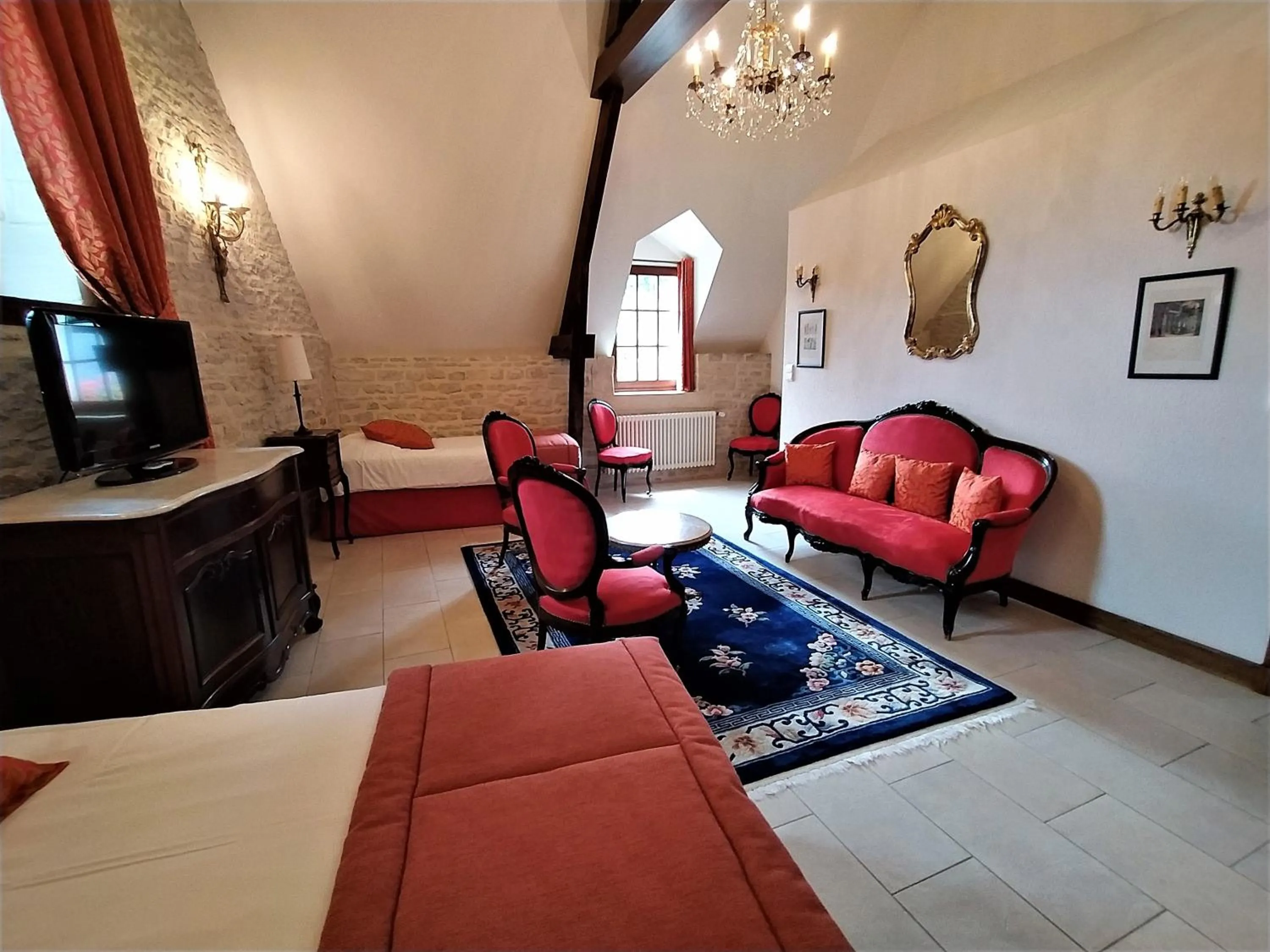 Living room, Bed in Hôtel Le Manoir De Mathan Crépon à la campagne 5 mn d'Arromanches et 10 mn de Bayeux