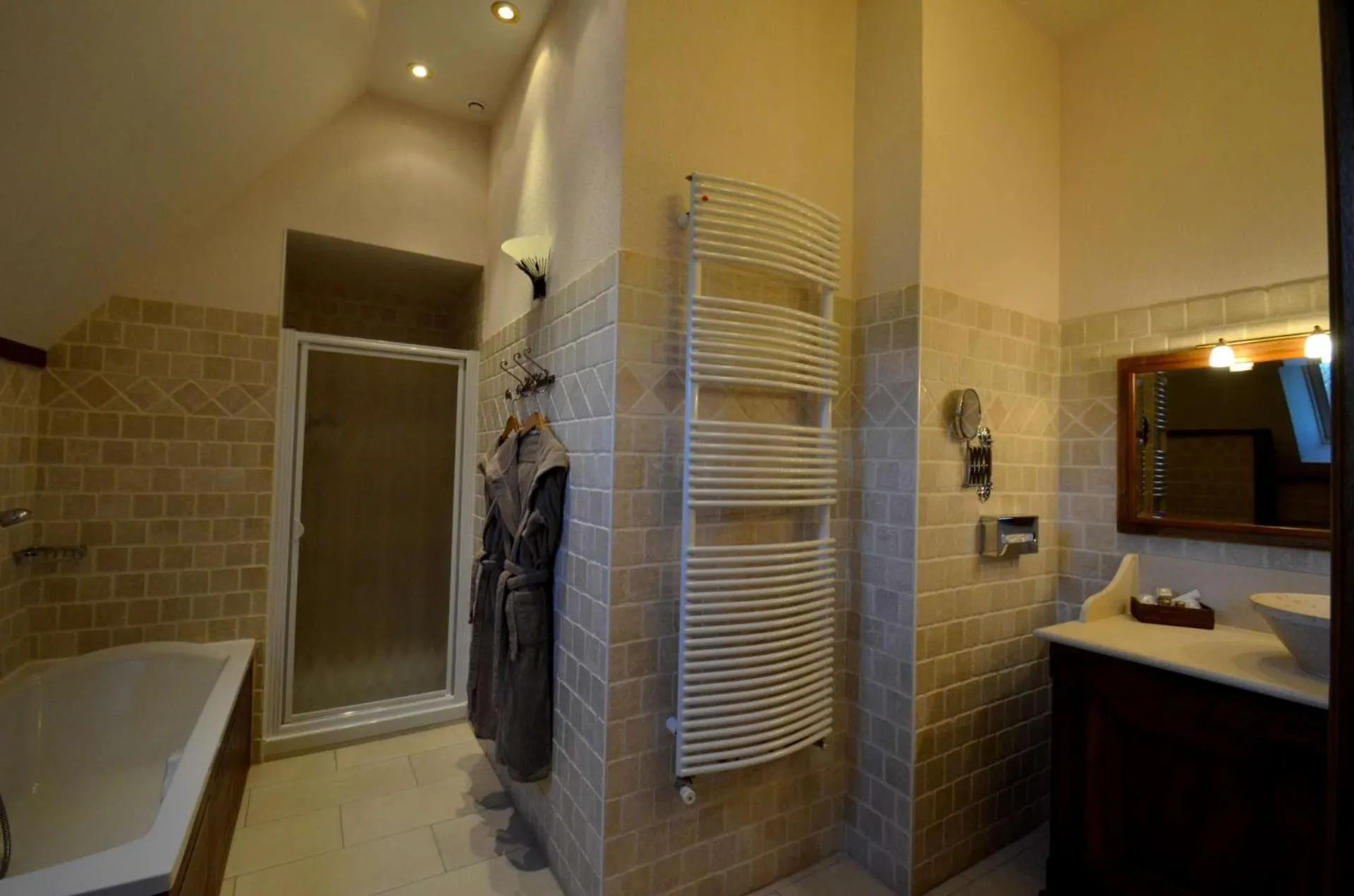 Shower in Hôtel Le Manoir De Mathan Crépon à la campagne 5 mn d'Arromanches et 10 mn de Bayeux