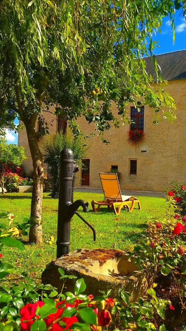 Garden in Hôtel Le Manoir De Mathan Crépon à la campagne 5 mn d'Arromanches et 10 mn de Bayeux