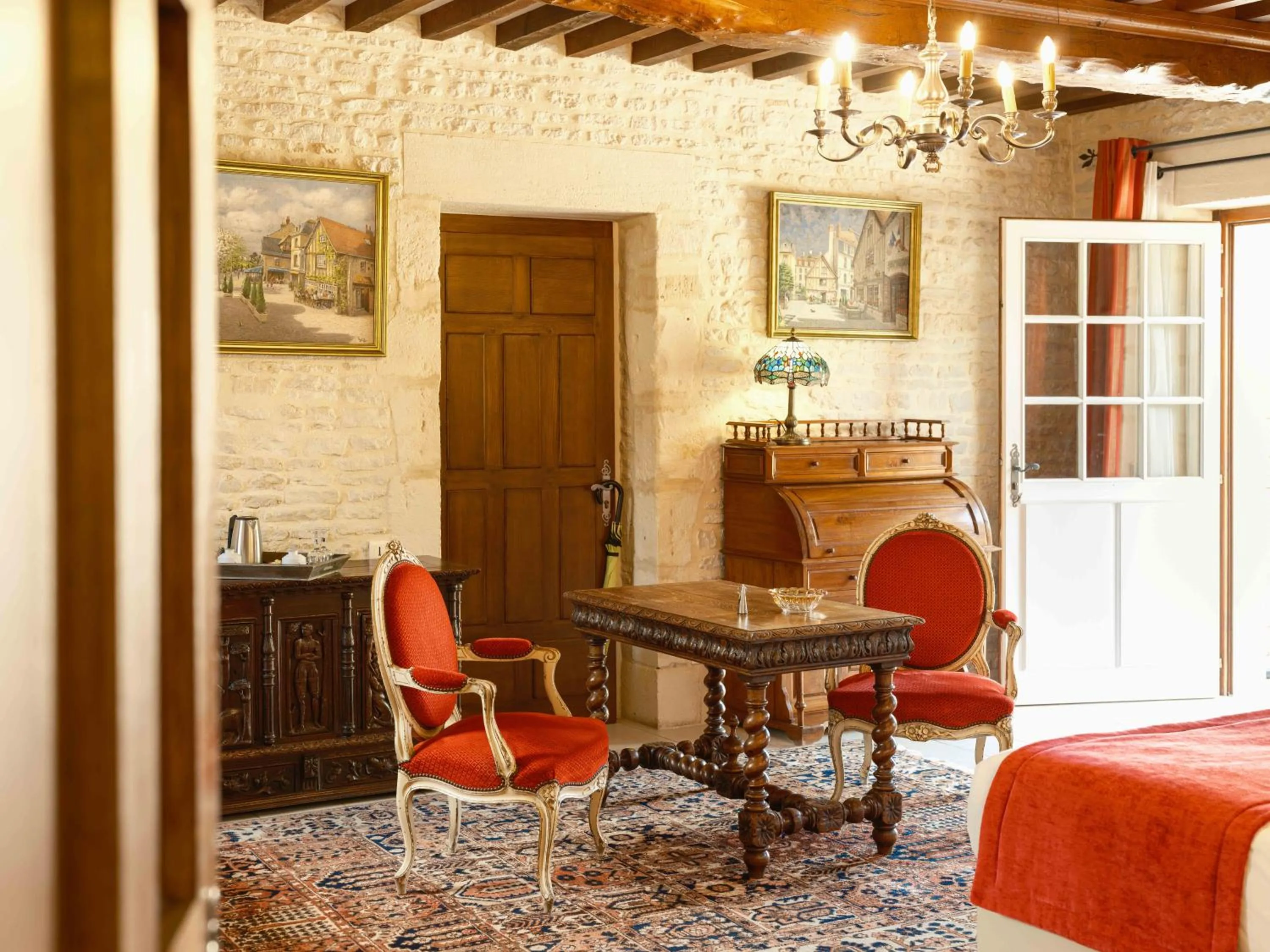 Living room in Hôtel Le Manoir De Mathan Crépon à la campagne 5 mn d'Arromanches et 10 mn de Bayeux