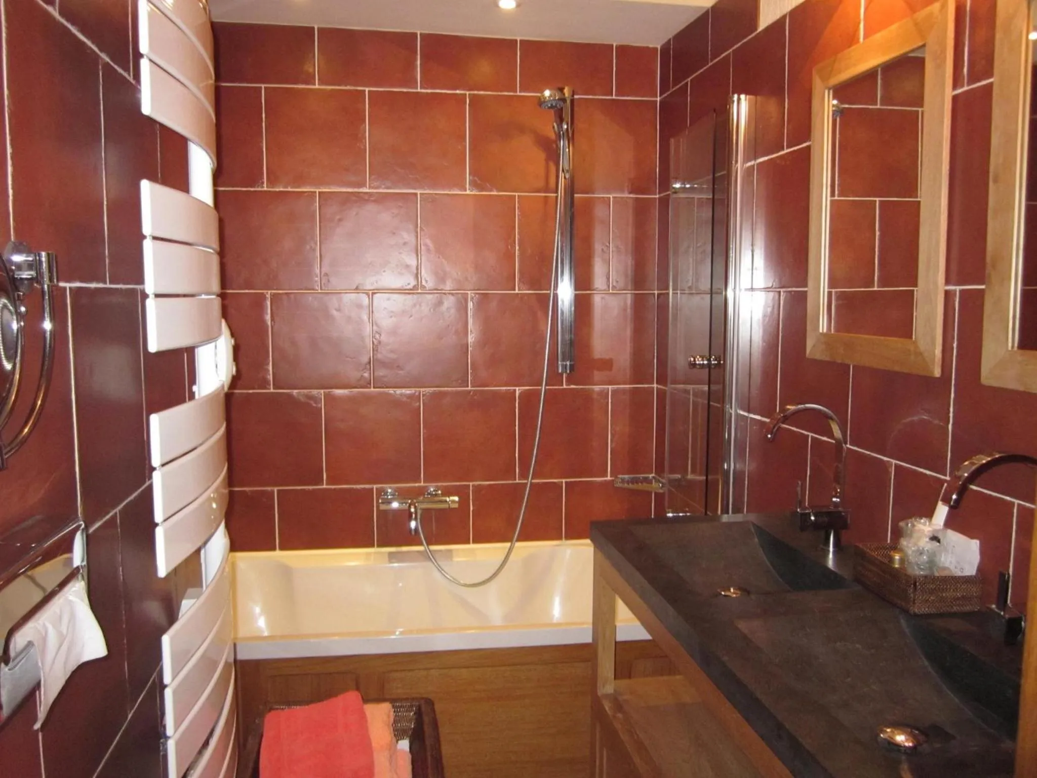 Bathroom in Hôtel Le Manoir De Mathan Crépon à la campagne 5 mn d'Arromanches et 10 mn de Bayeux