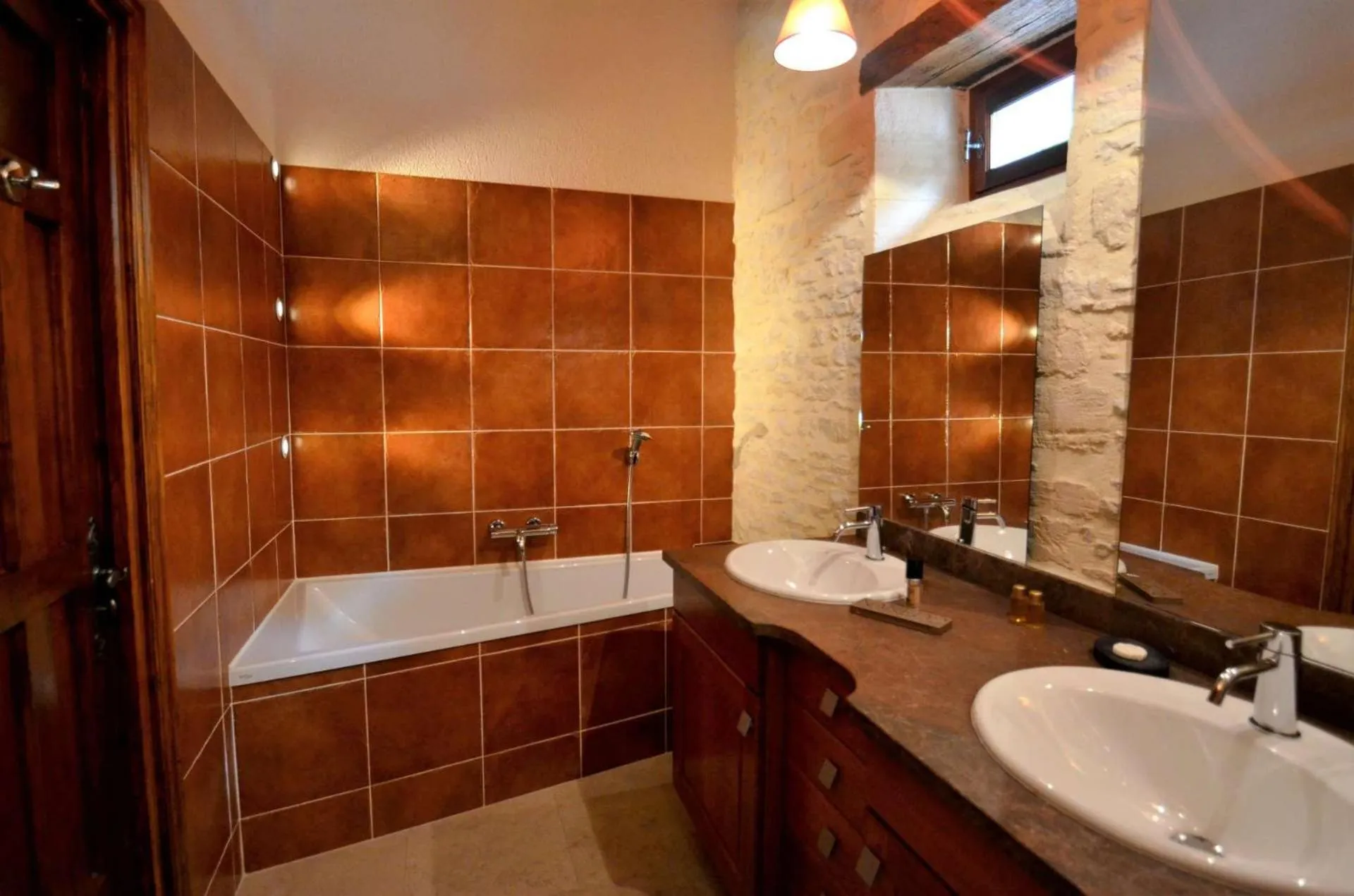 Bathroom in Hôtel Le Manoir De Mathan Crépon à la campagne 5 mn d'Arromanches et 10 mn de Bayeux