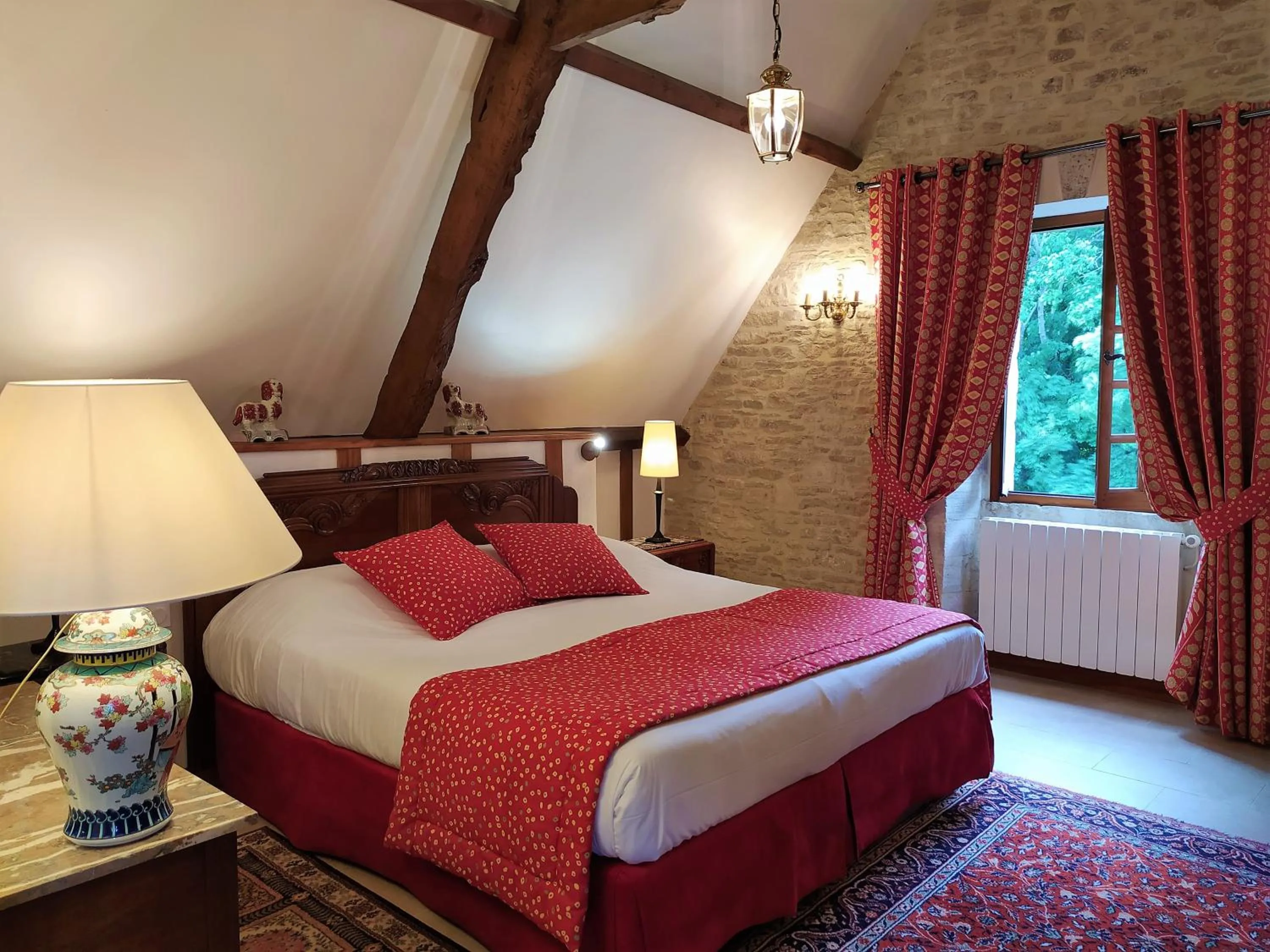 Bedroom, Bed in Hôtel Le Manoir De Mathan Crépon à la campagne 5 mn d'Arromanches et 10 mn de Bayeux