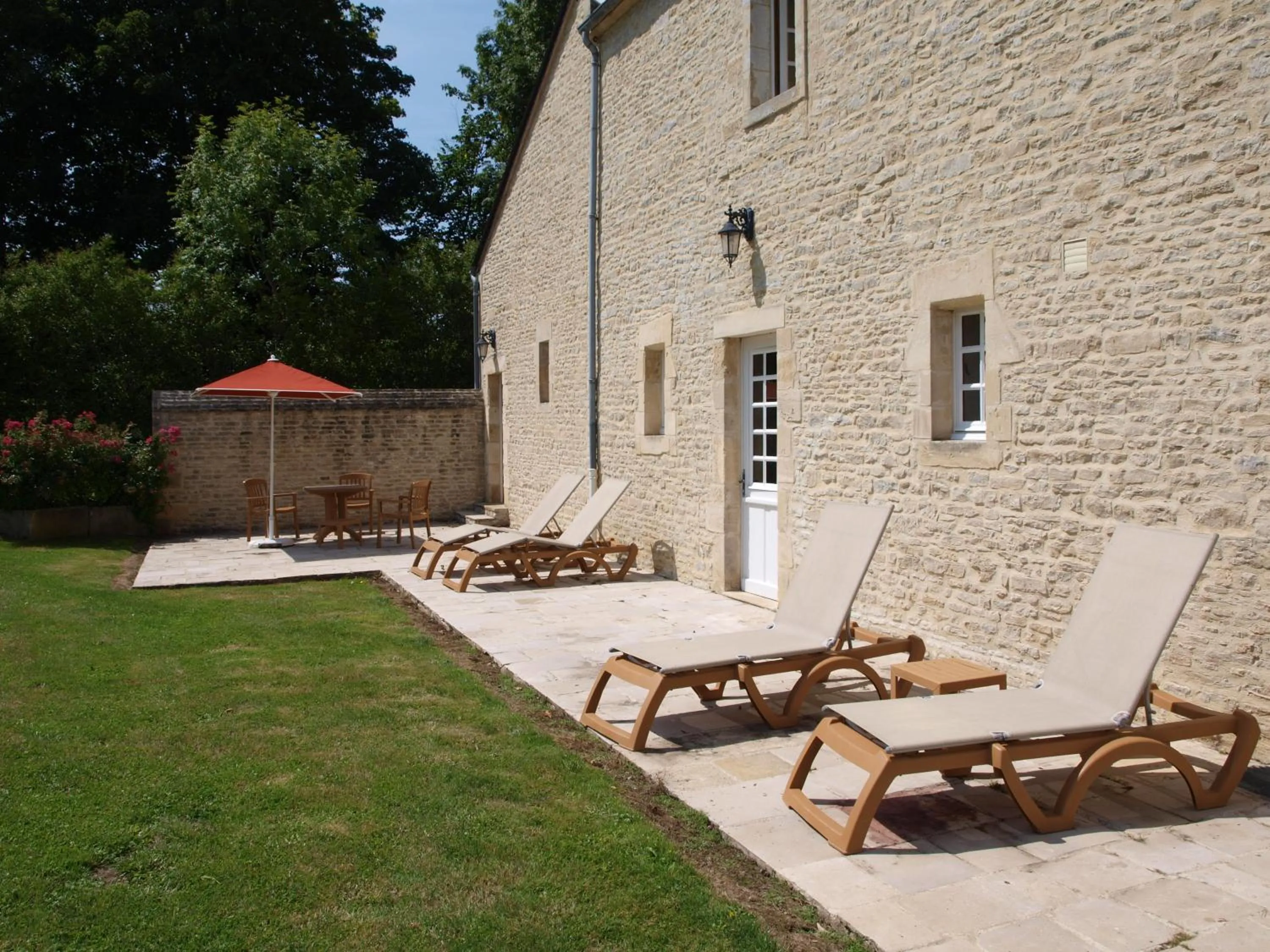 Garden in Hôtel Le Manoir De Mathan Crépon à la campagne 5 mn d'Arromanches et 10 mn de Bayeux