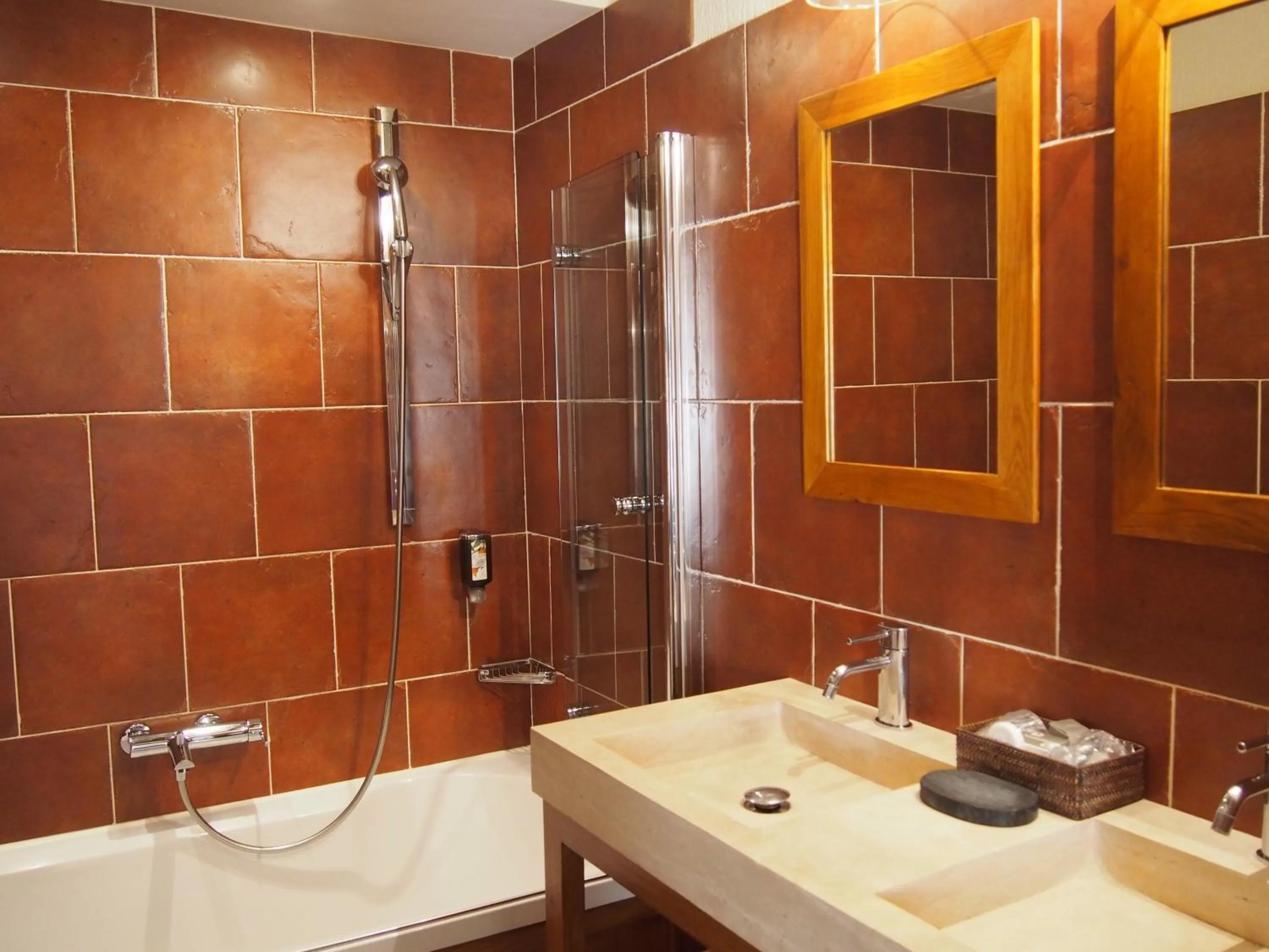 Bathroom in Hôtel Le Manoir De Mathan Crépon à la campagne 5 mn d'Arromanches et 10 mn de Bayeux