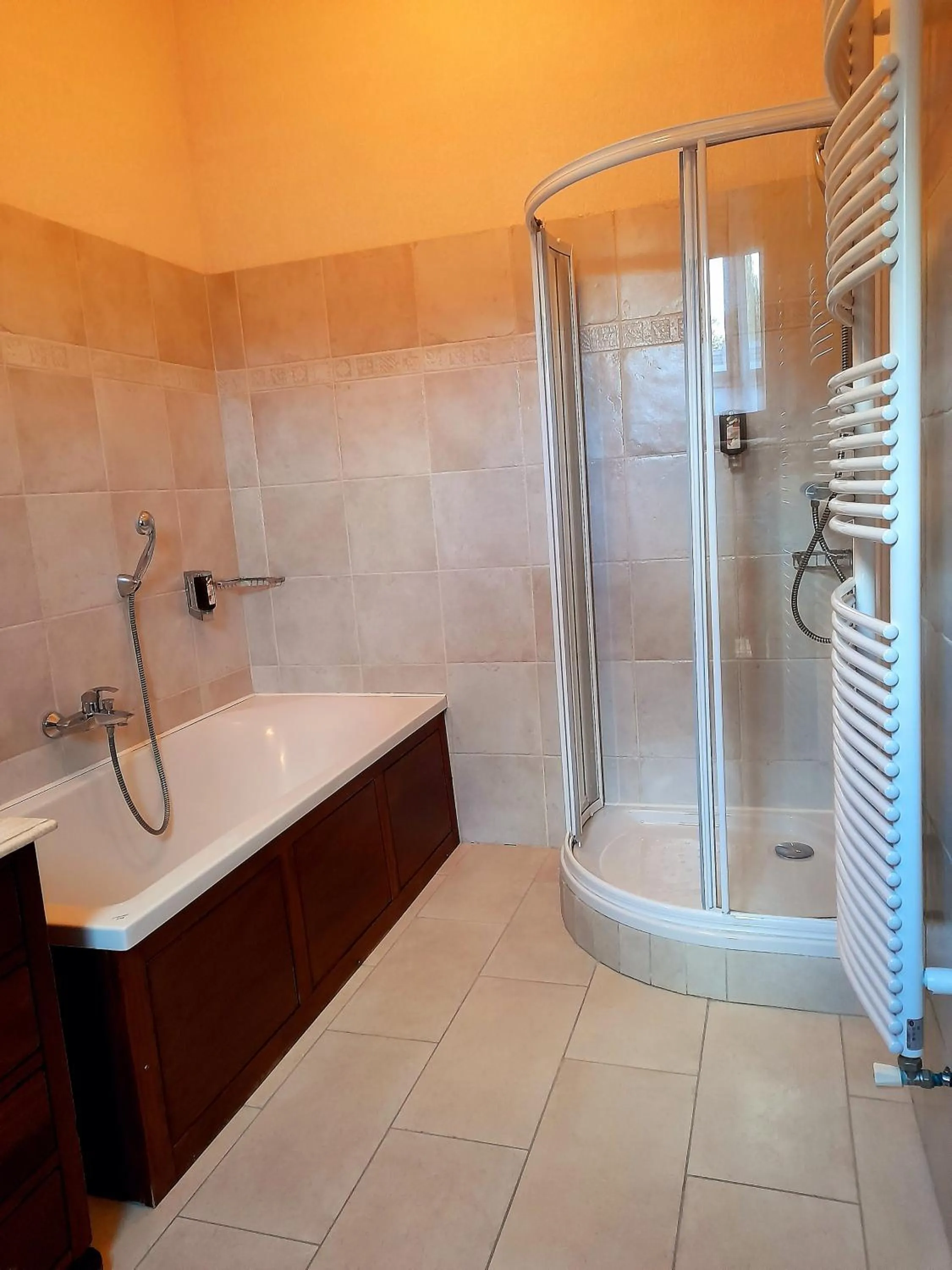 Bathroom in Hôtel Le Manoir De Mathan Crépon à la campagne 5 mn d'Arromanches et 10 mn de Bayeux