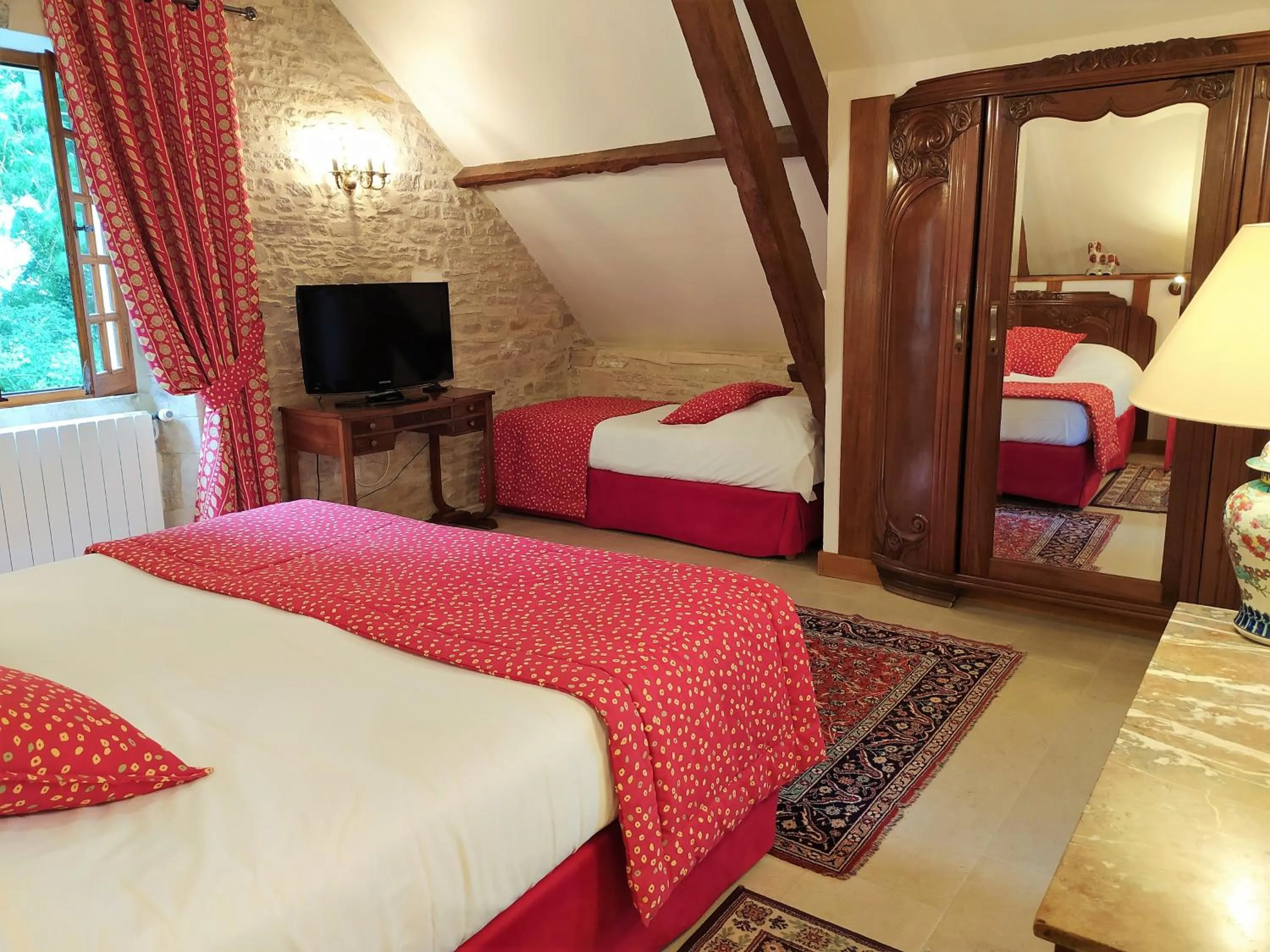 Bedroom, Bed in Hôtel Le Manoir De Mathan Crépon à la campagne 5 mn d'Arromanches et 10 mn de Bayeux