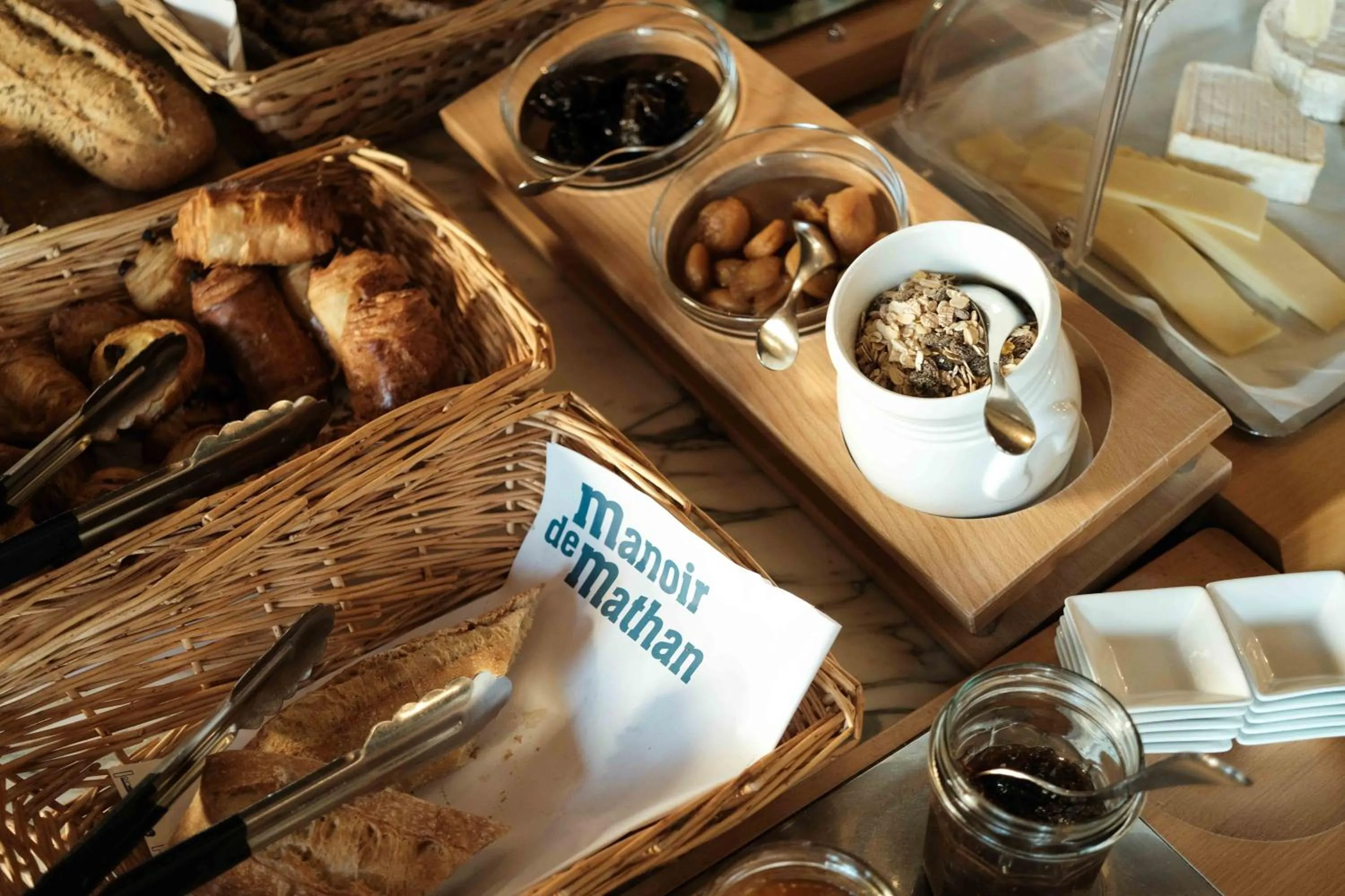 Breakfast in Hôtel Le Manoir De Mathan Crépon à la campagne 5 mn d'Arromanches et 10 mn de Bayeux