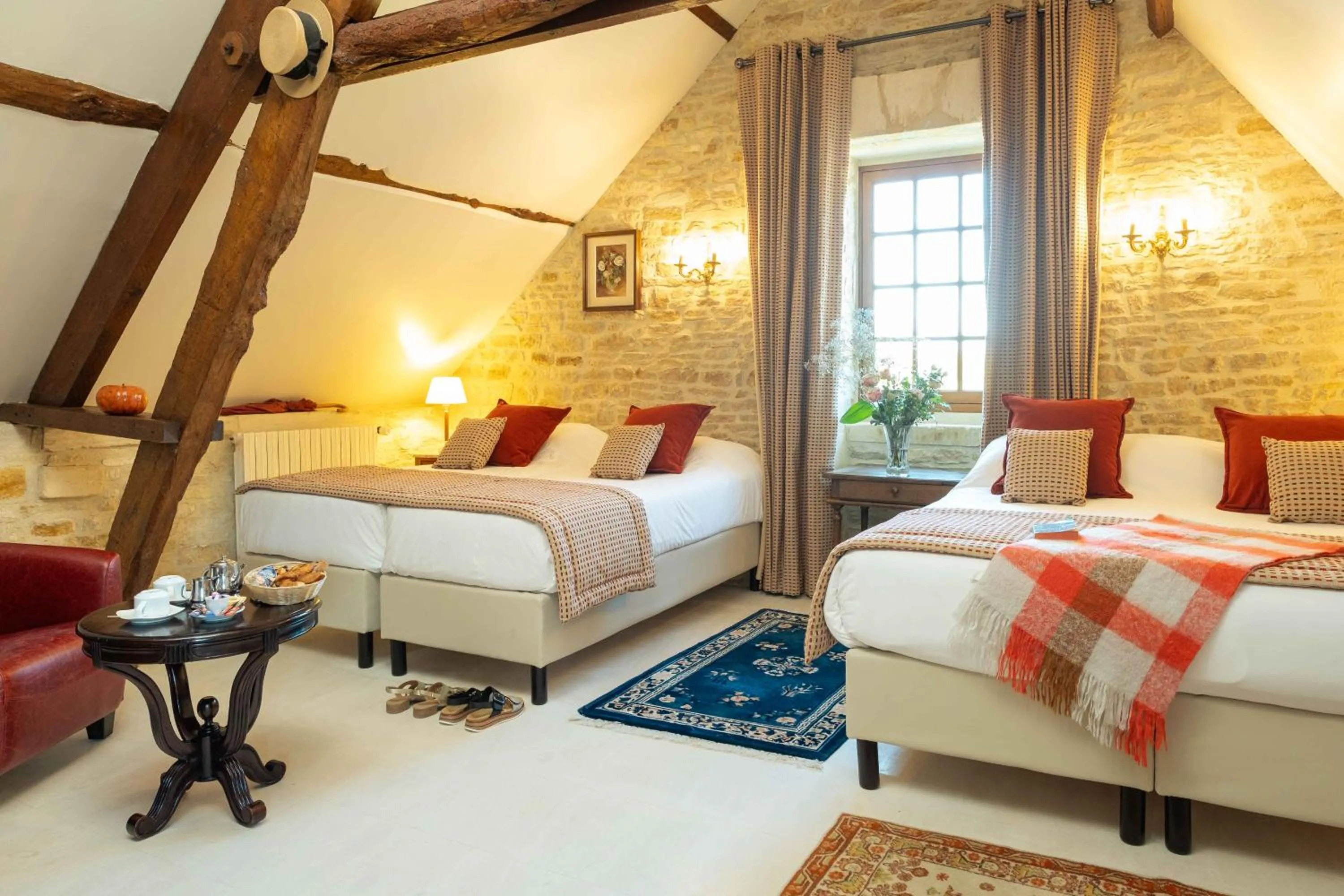 Bed in Hôtel Le Manoir De Mathan Crépon à la campagne 5 mn d'Arromanches et 10 mn de Bayeux