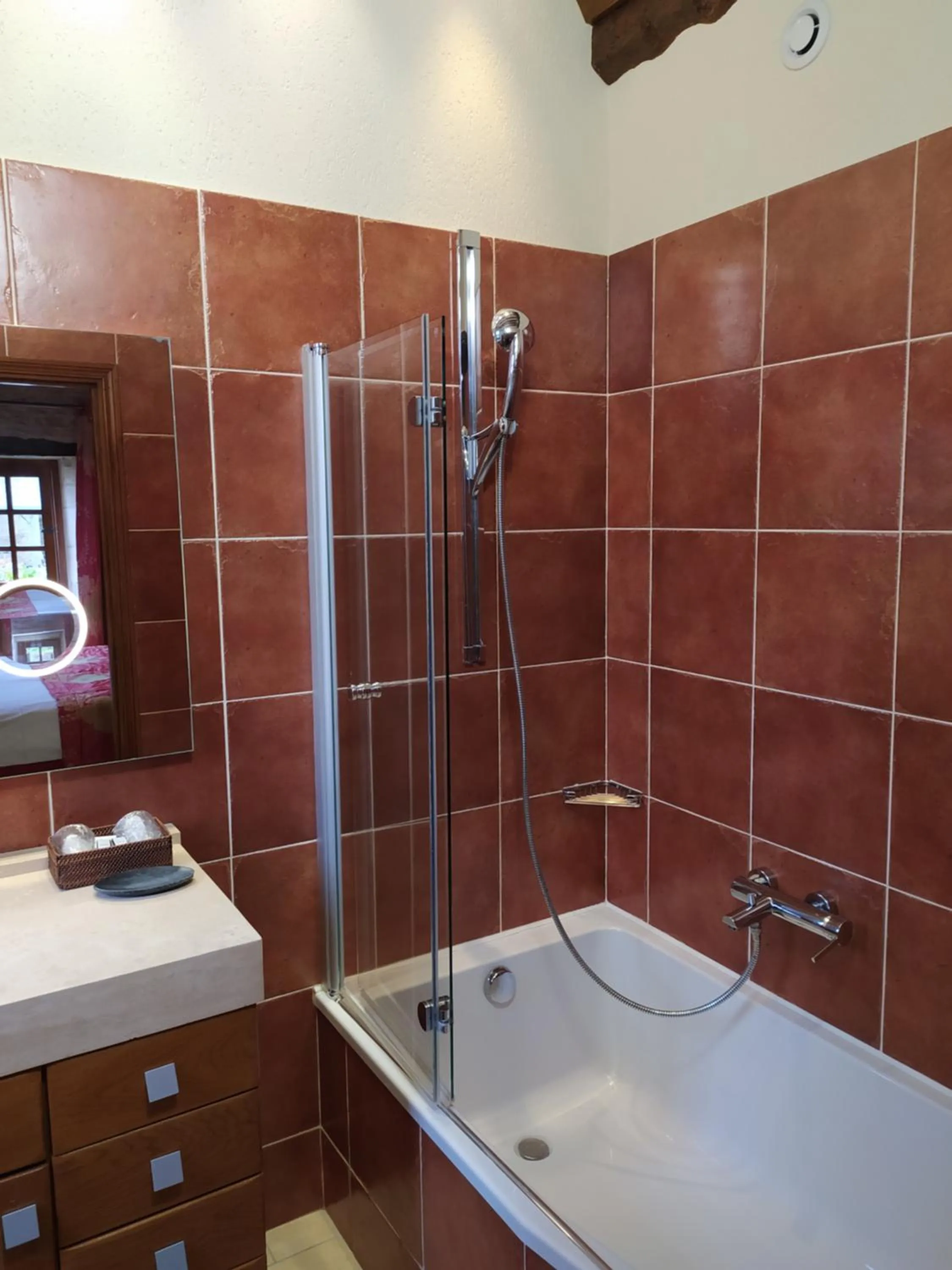 Bathroom in Hôtel Le Manoir De Mathan Crépon à la campagne 5 mn d'Arromanches et 10 mn de Bayeux