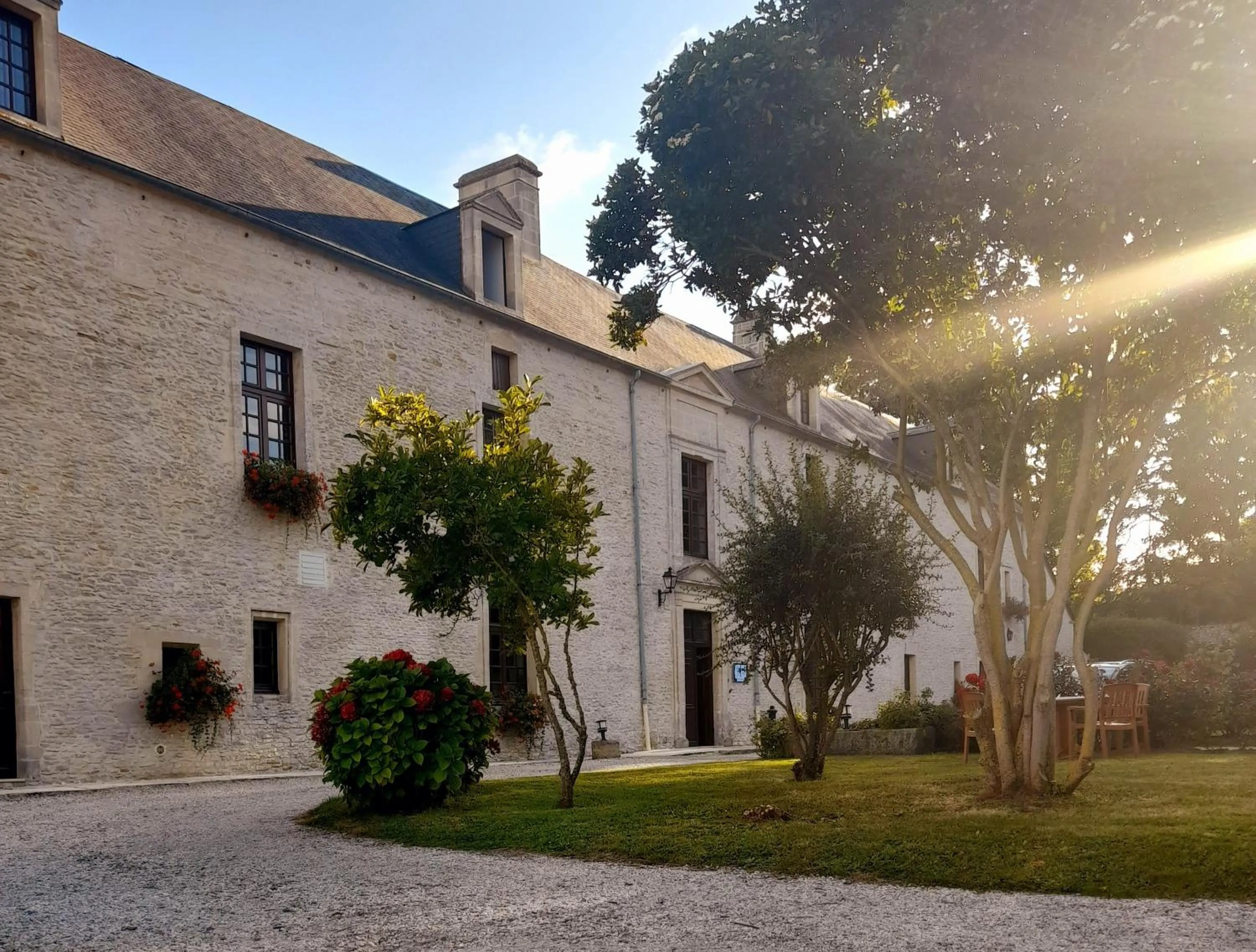 Garden in Hôtel Le Manoir De Mathan Crépon à la campagne 5 mn d'Arromanches et 10 mn de Bayeux