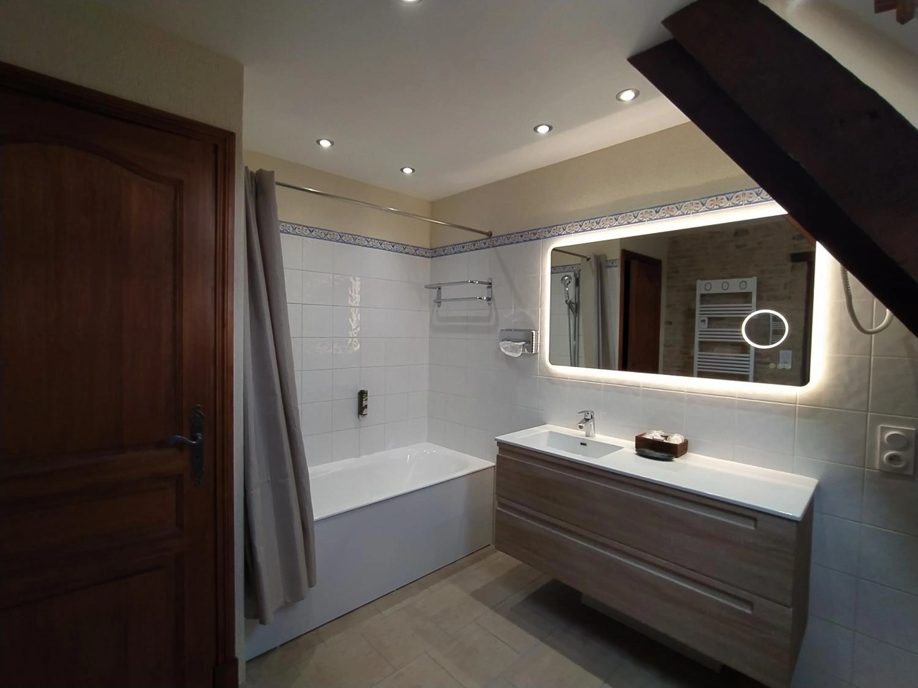 Bathroom in Hôtel Le Manoir De Mathan Crépon à la campagne 5 mn d'Arromanches et 10 mn de Bayeux