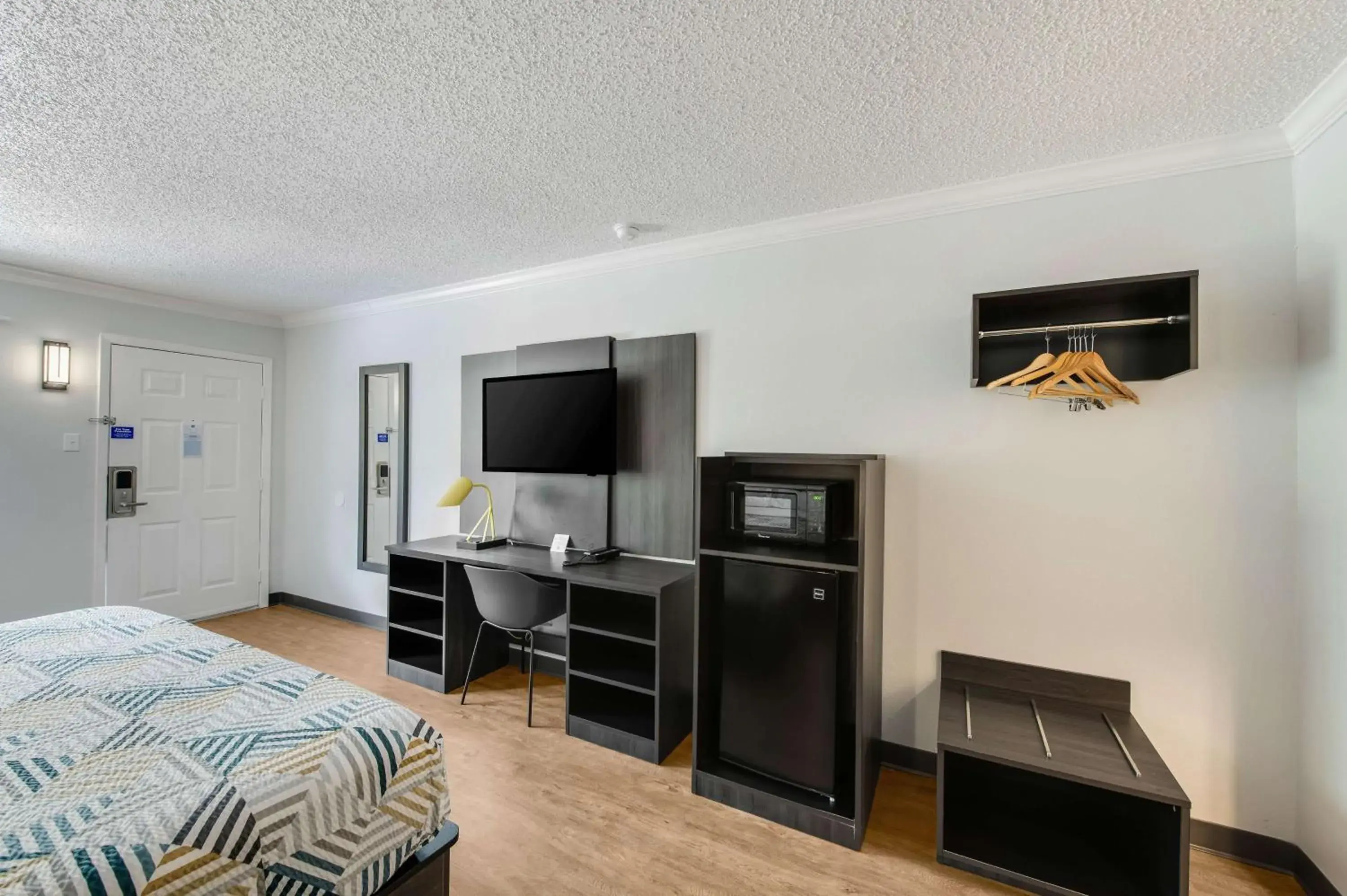 Photo of the whole room, Bed in Motel 6-Kilgore, TX Photo of the whole room, Bed in Motel 6-Kilgore, TX