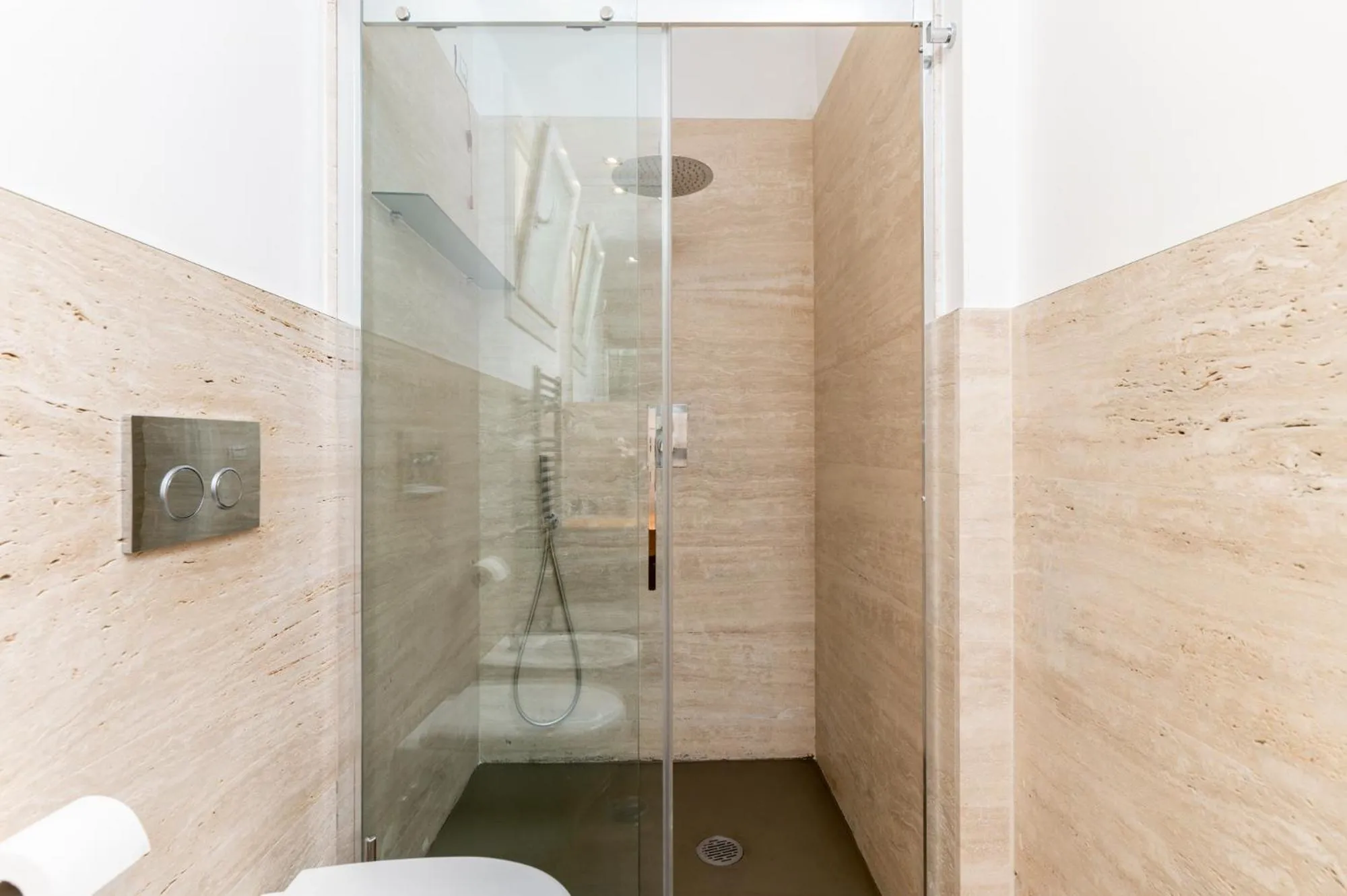 Shower in Santo Stefano Raro Rooms Collection