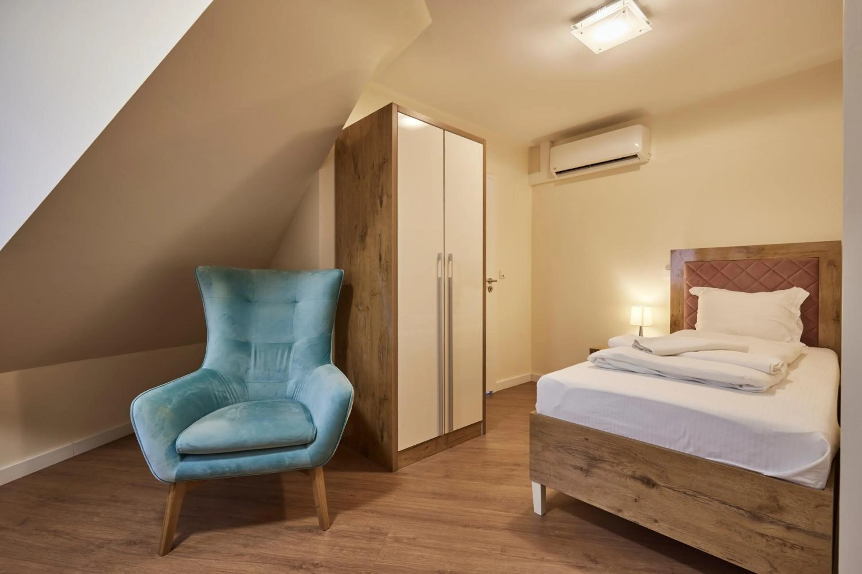 Seating area, Bed in Hotel Isha