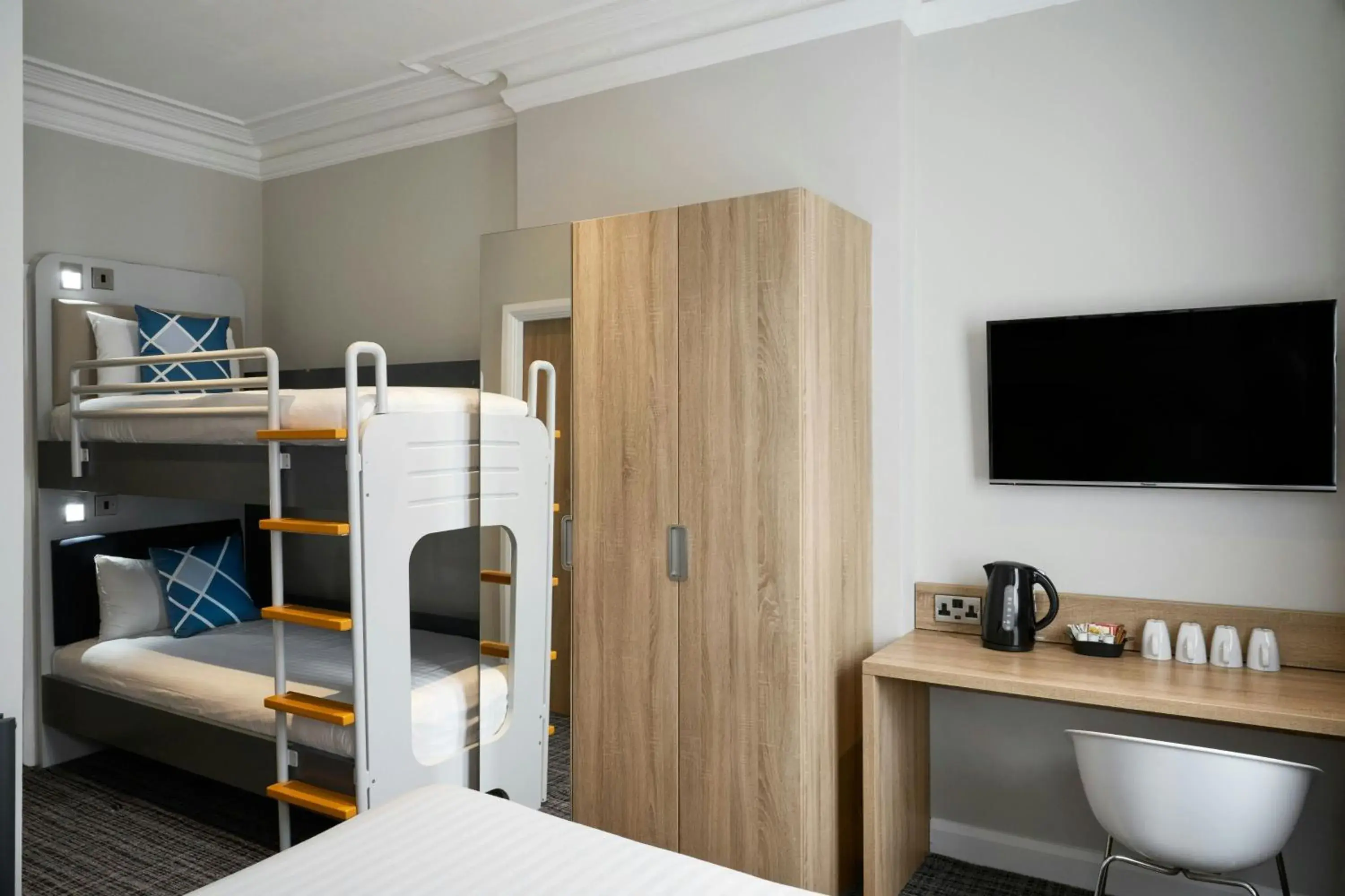 Photo of the whole room, Bed in Four Points Flex by Sheraton Edinburgh Photo of the whole room, Bed in Four Points Flex by Sheraton Edinburgh