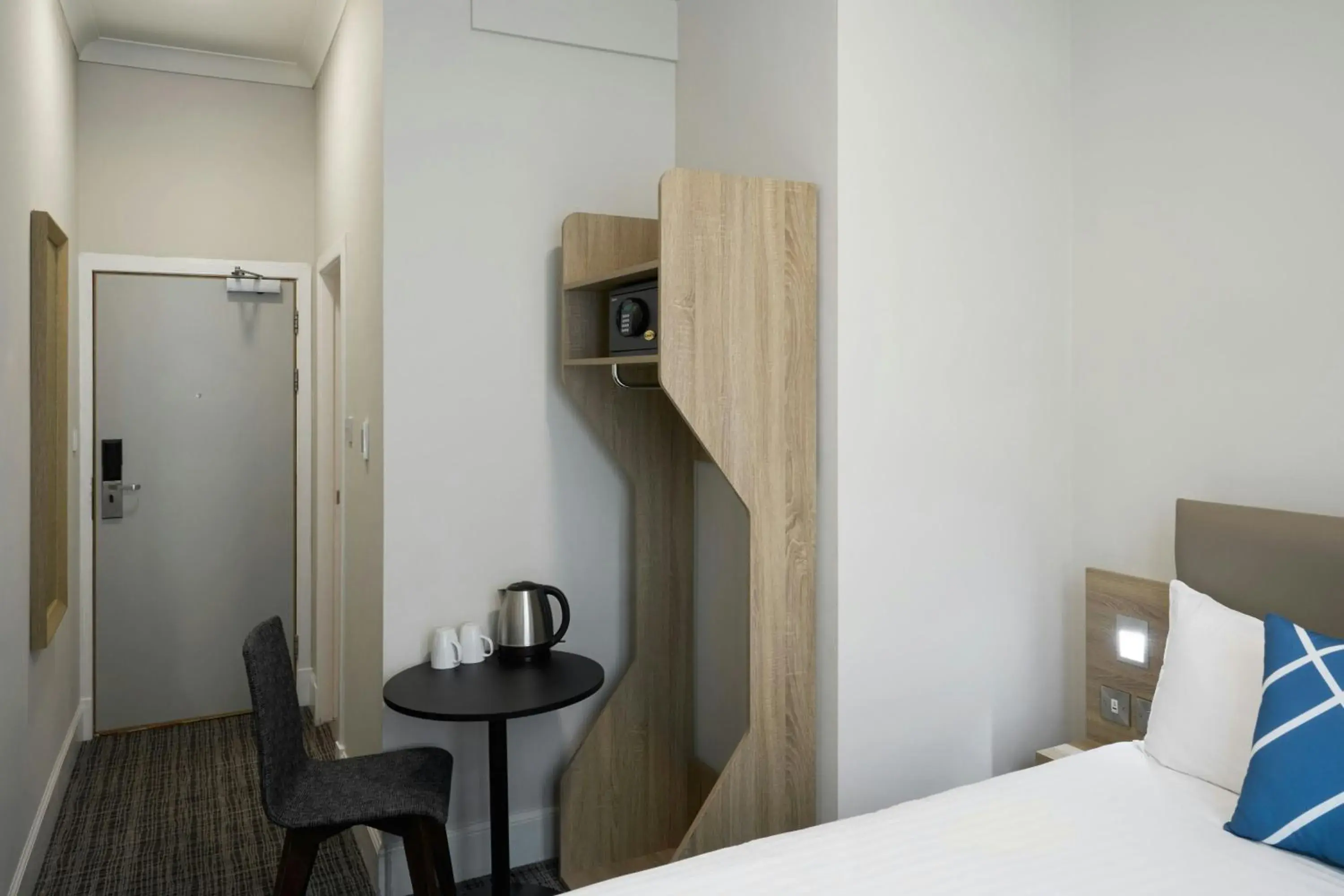 Photo of the whole room, Bed in Four Points Flex by Sheraton Edinburgh Photo of the whole room, Bed in Four Points Flex by Sheraton Edinburgh