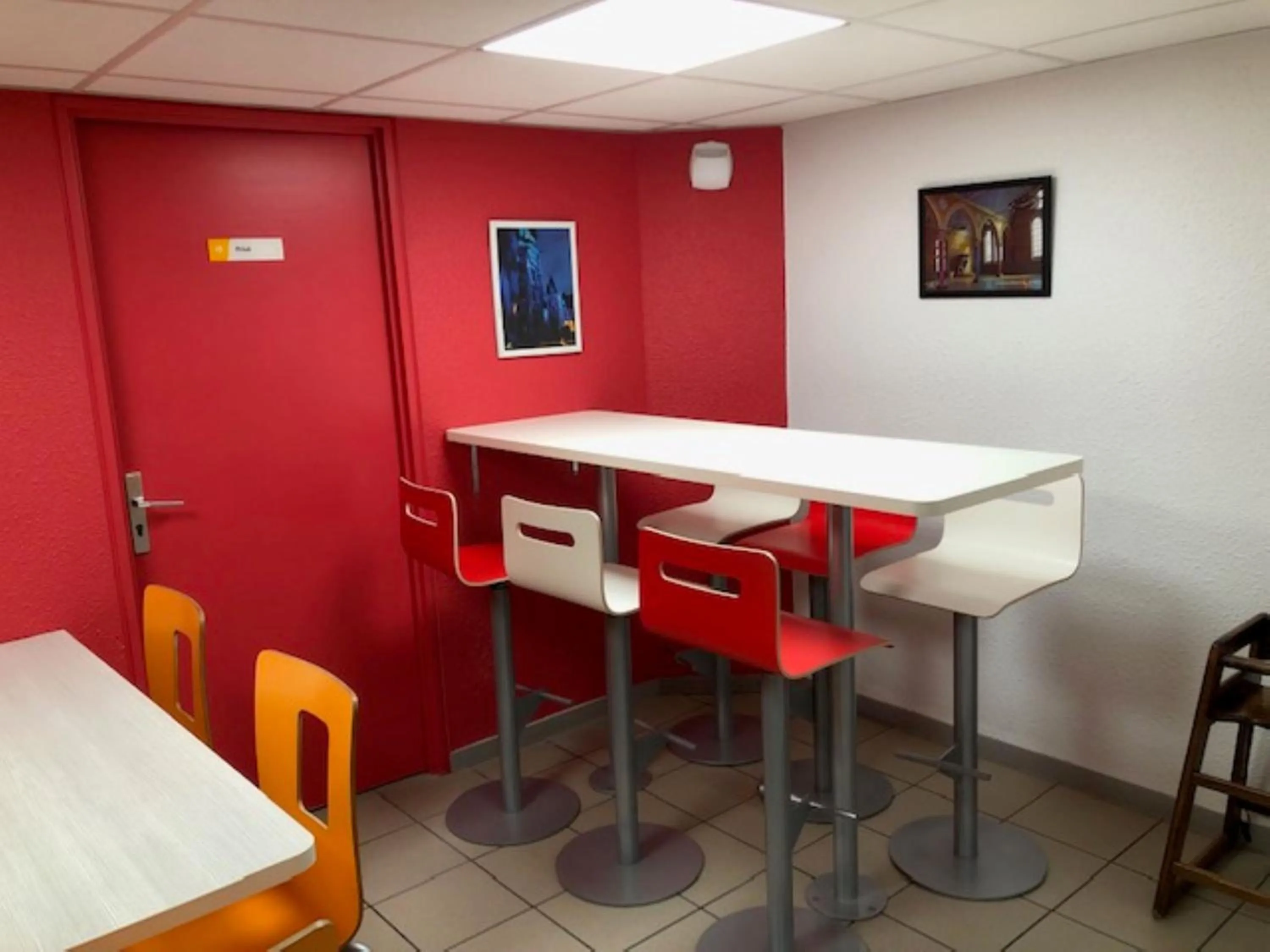 Seating area in Premiere Classe Blois Nord