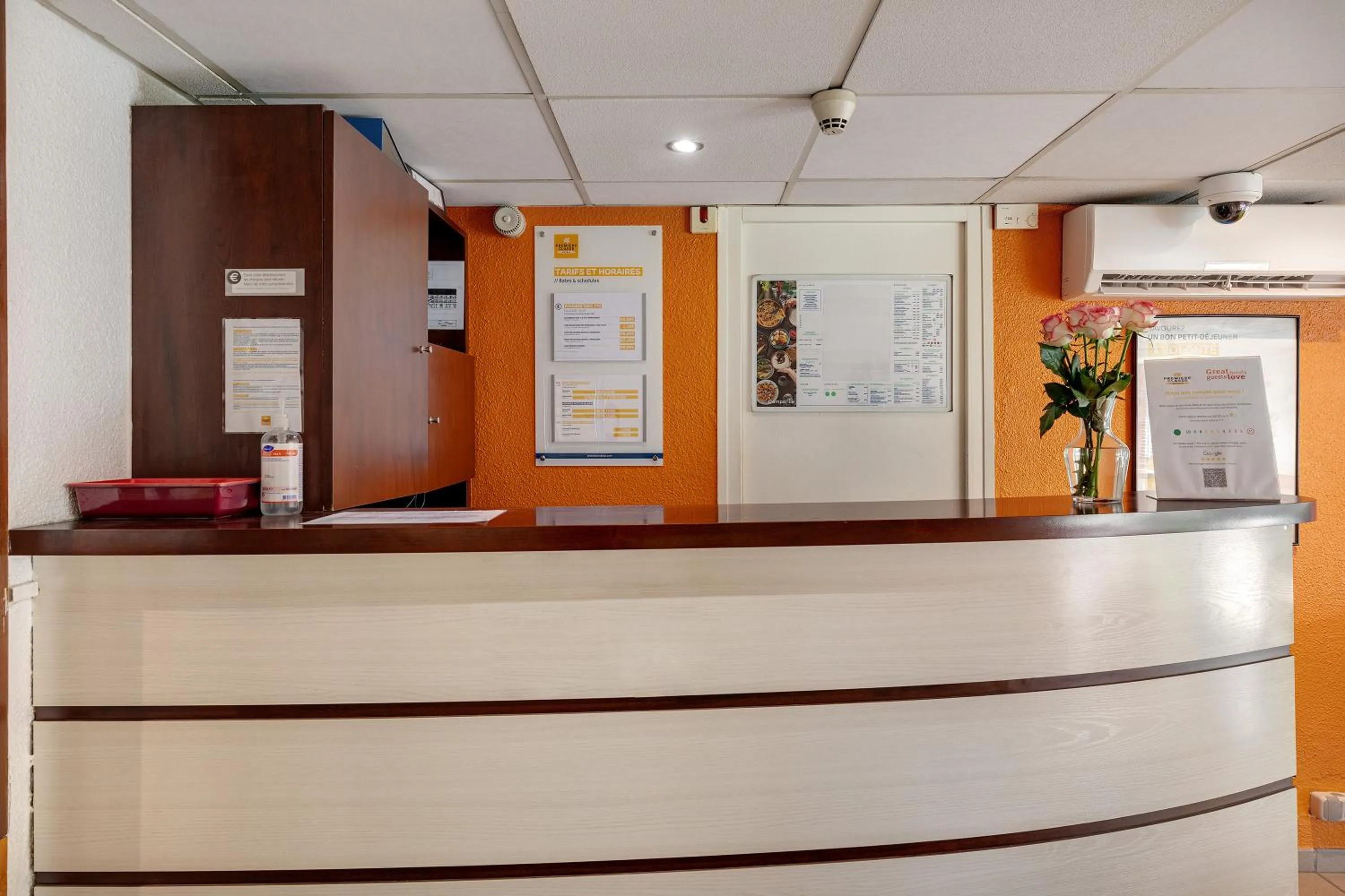 Lobby or reception in Premiere Classe Bethune Fouquières Lès Béthunes