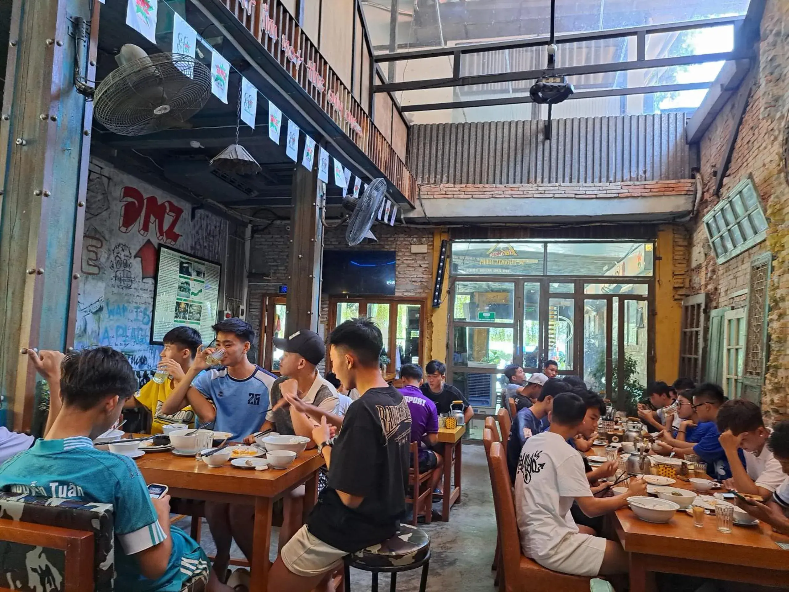 Restaurant/places to eat in DMZ Hostel Restaurant/places to eat in DMZ Hostel