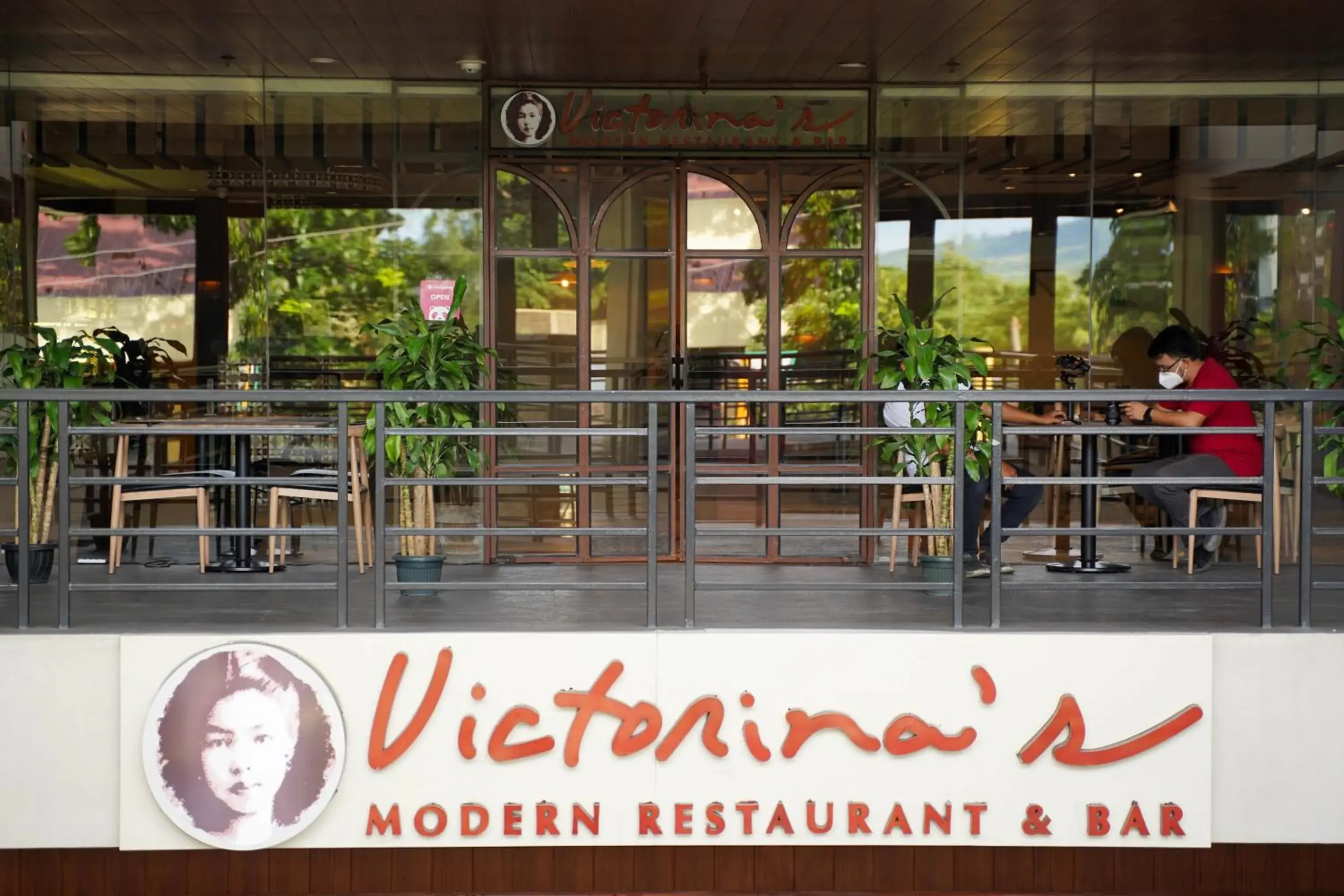 Restaurant/places to eat in Bravo Tanauan Hotel Restaurant/places to eat in Bravo Tanauan Hotel