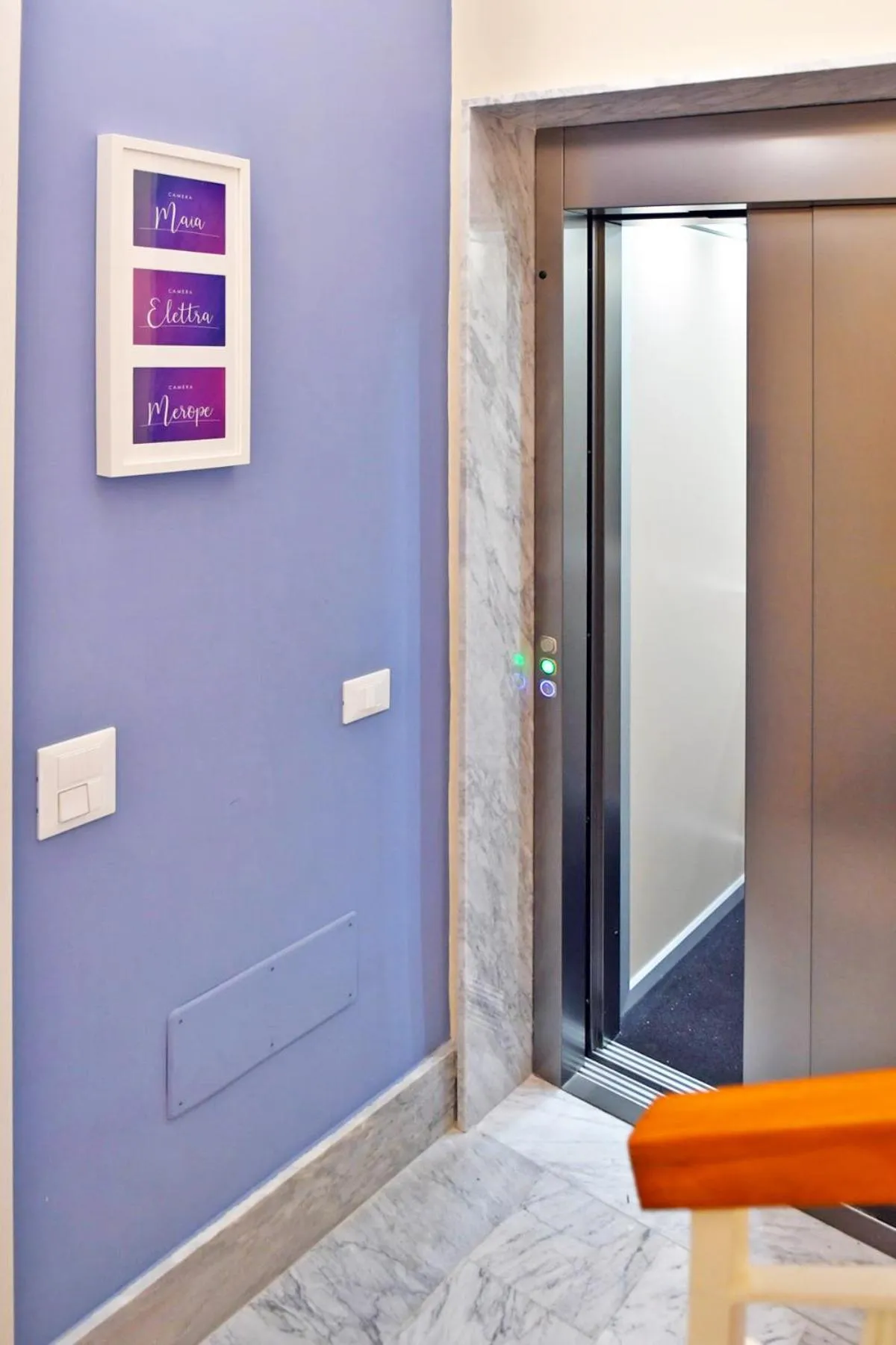 elevator in Astro Blu