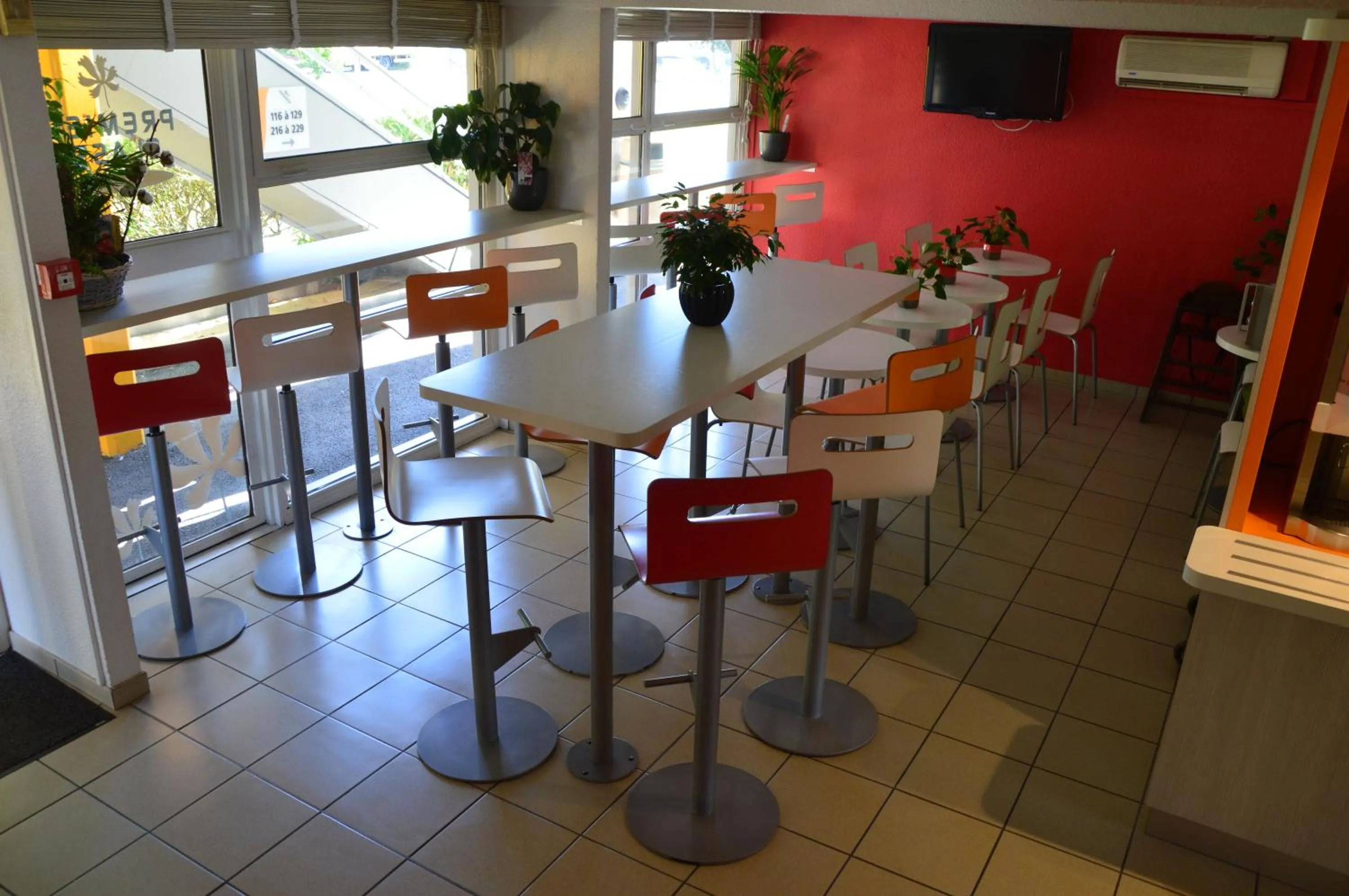 Lounge or bar in Premiere Classe Bordeaux Sud Villenave D'ornon