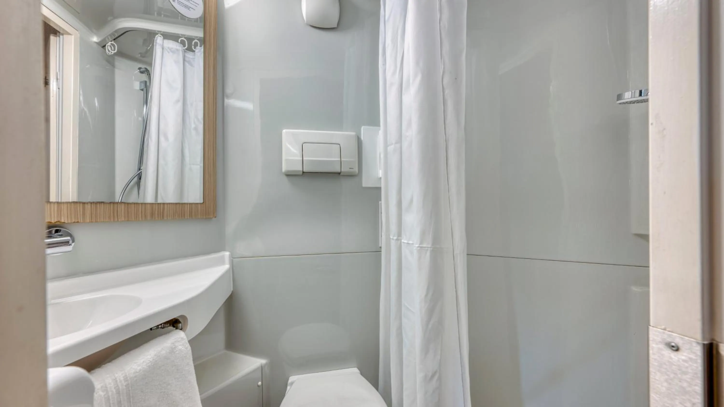 Shower in Premiere Classe Bordeaux Sud Villenave D'ornon