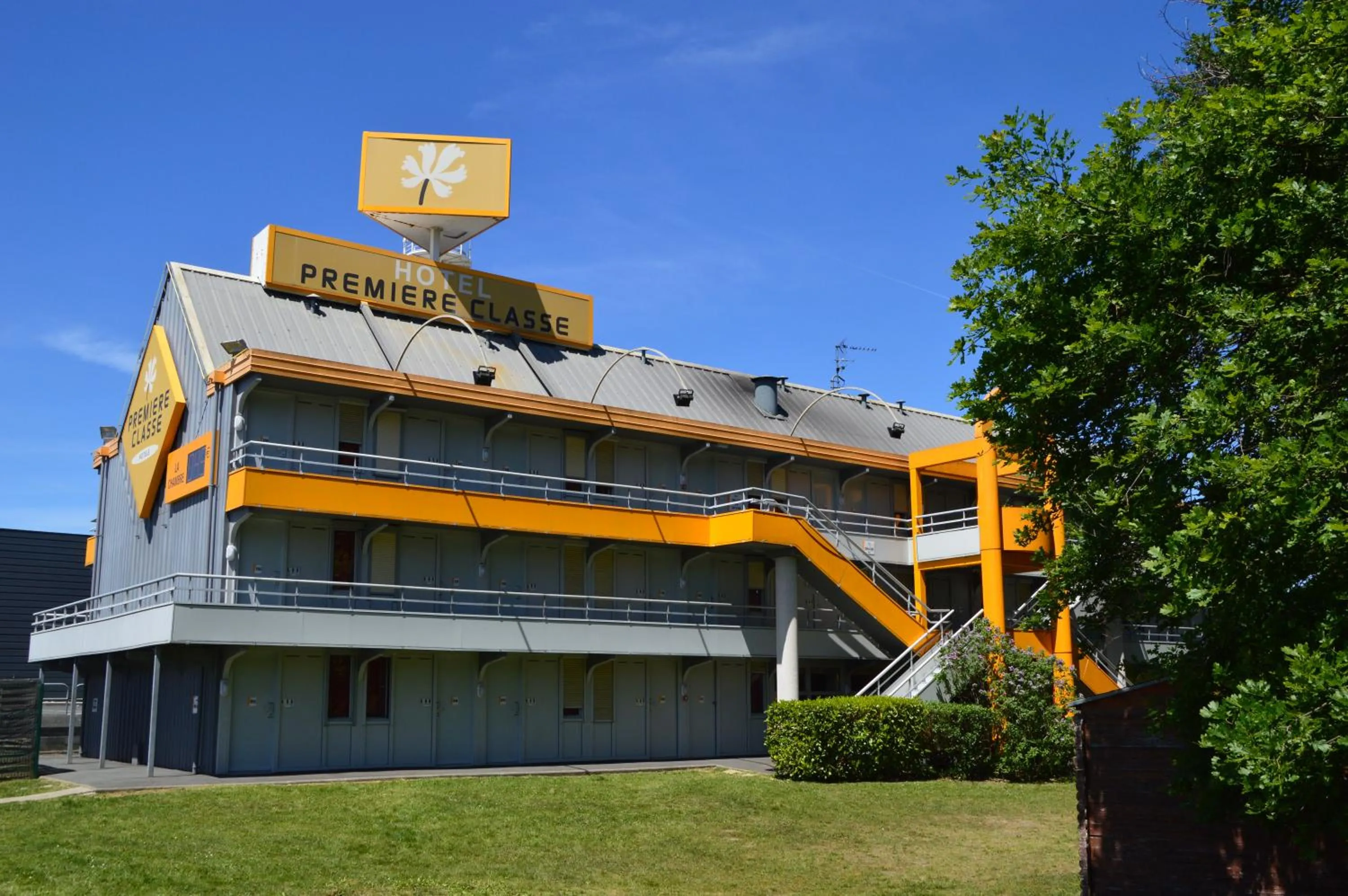 Property building in Premiere Classe Bordeaux Sud Villenave D'ornon