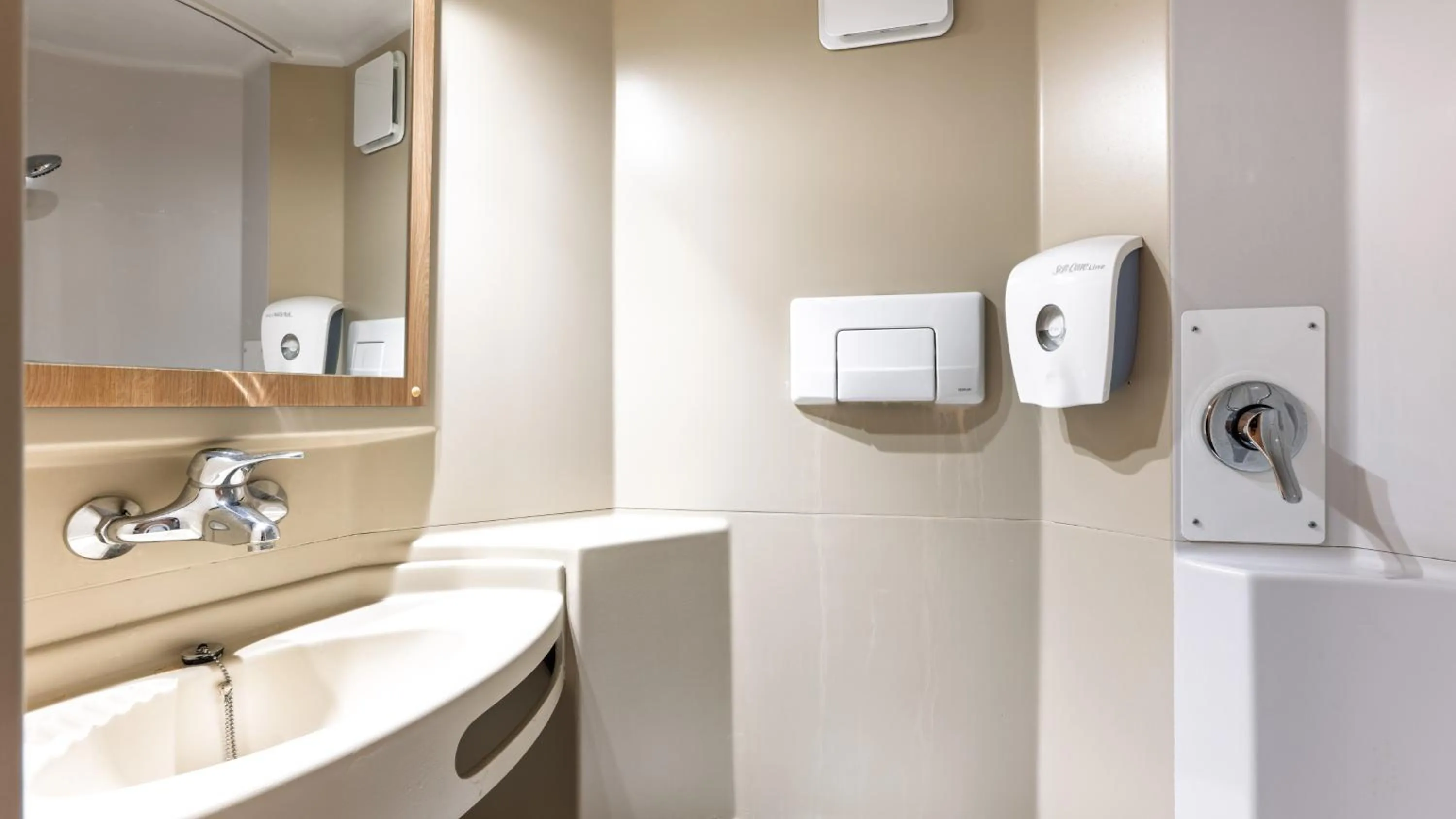 Bathroom in Premiere Classe Bordeaux Sud Villenave D'ornon