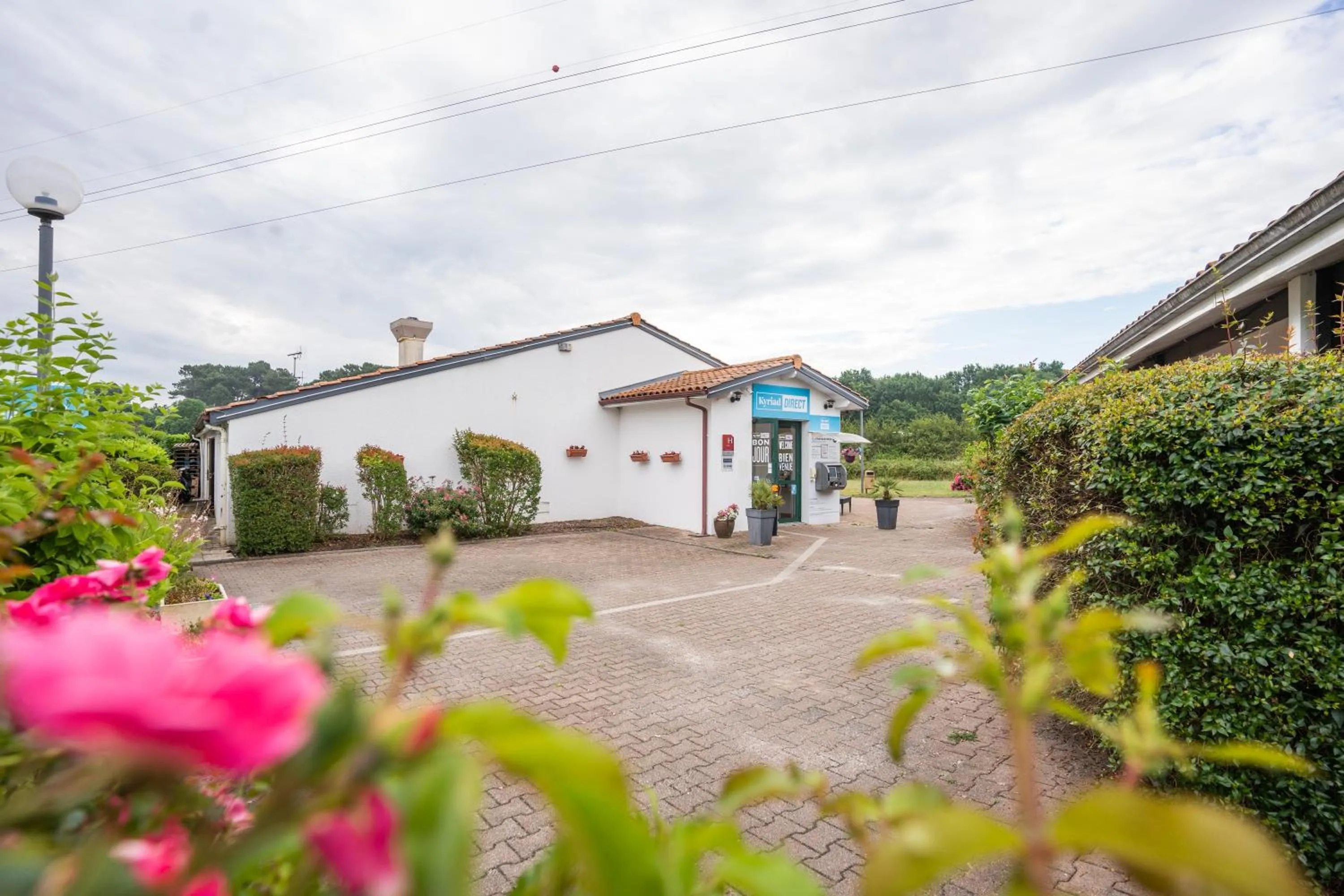 Facade/entrance in Kyriad Direct Bordeaux Sud Cestas
