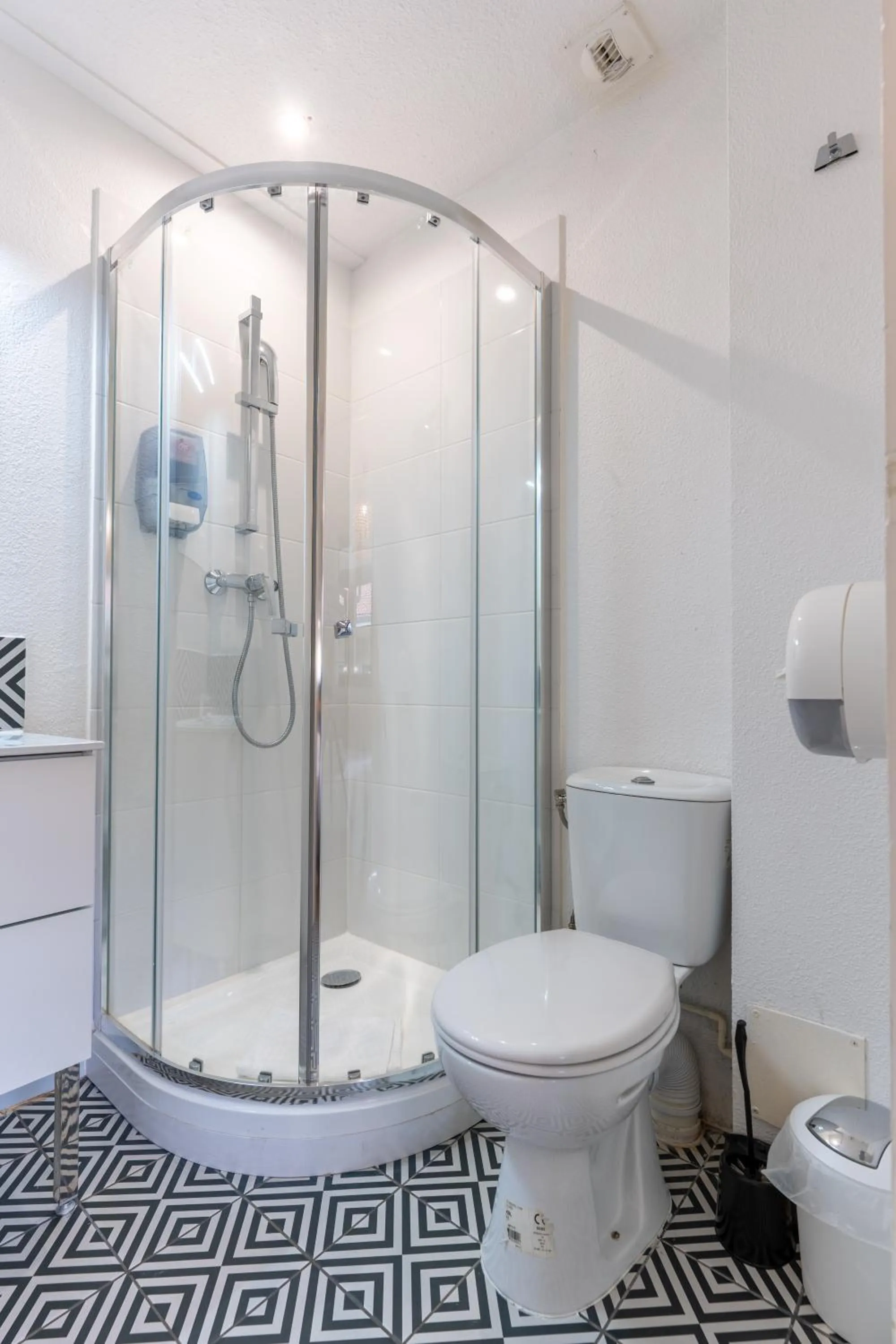 Shower in Kyriad Direct Bordeaux Sud Cestas