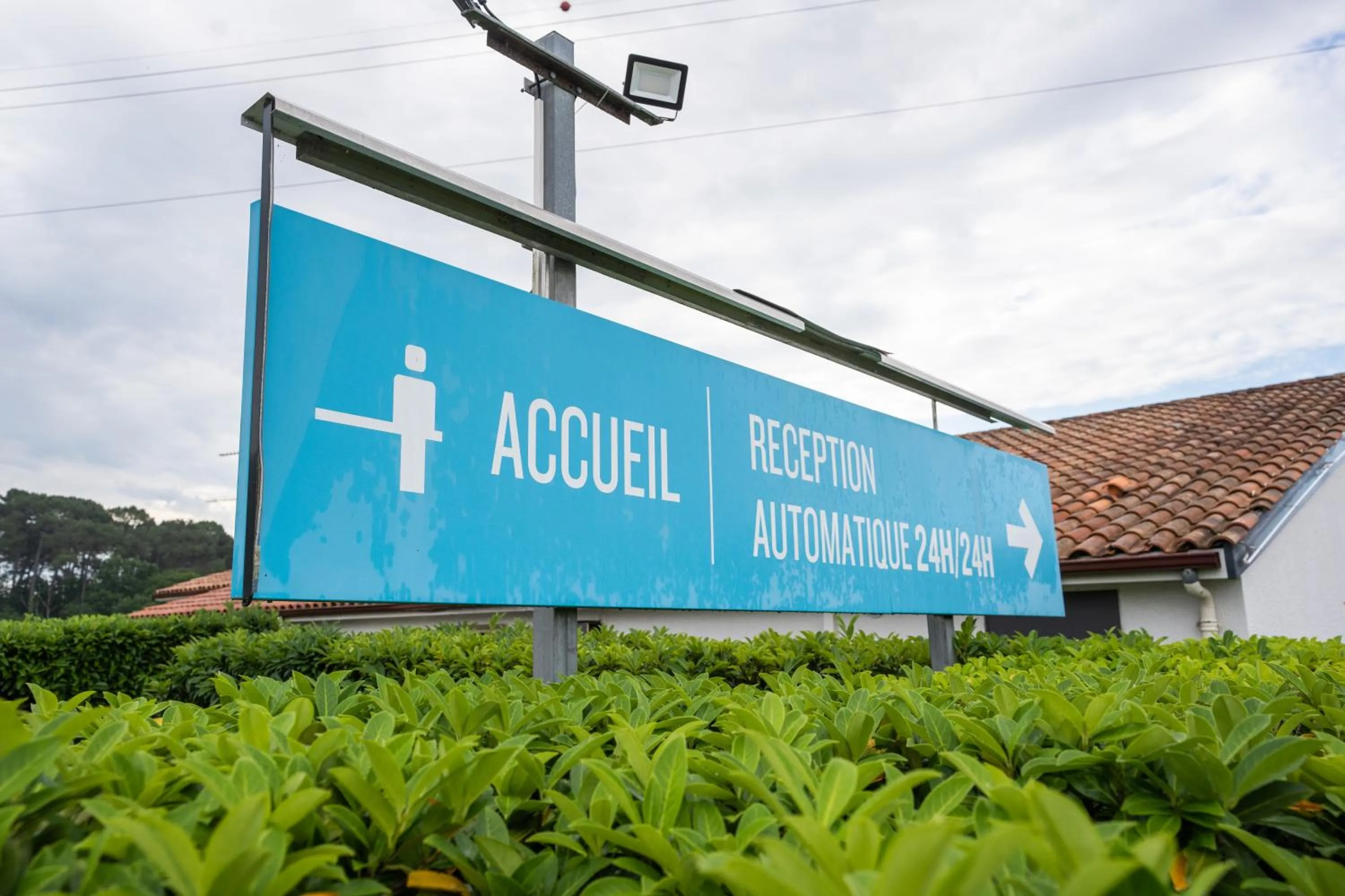 Facade/entrance in Kyriad Direct Bordeaux Sud Cestas